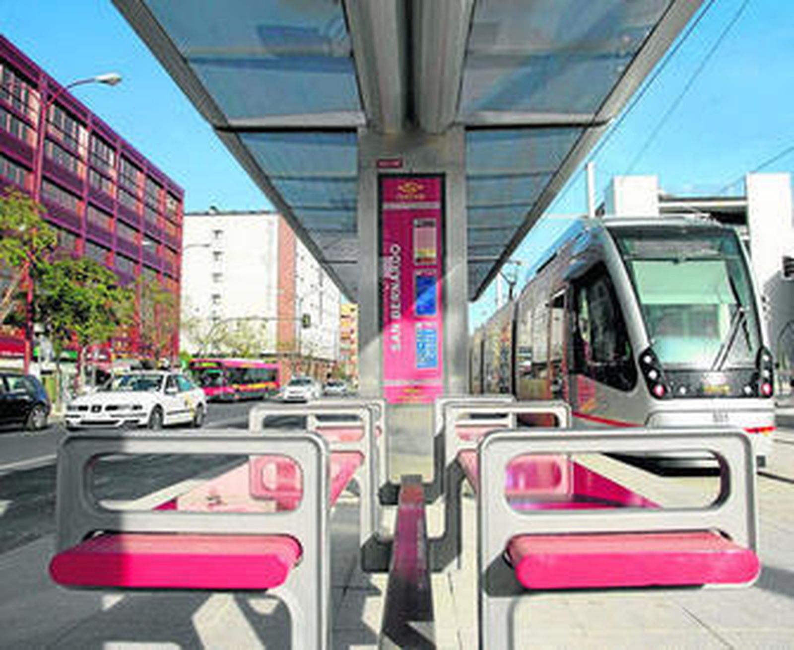 Marquesina del tranvía de Sevilla. En La Isla se instalará un modelo muy similar.