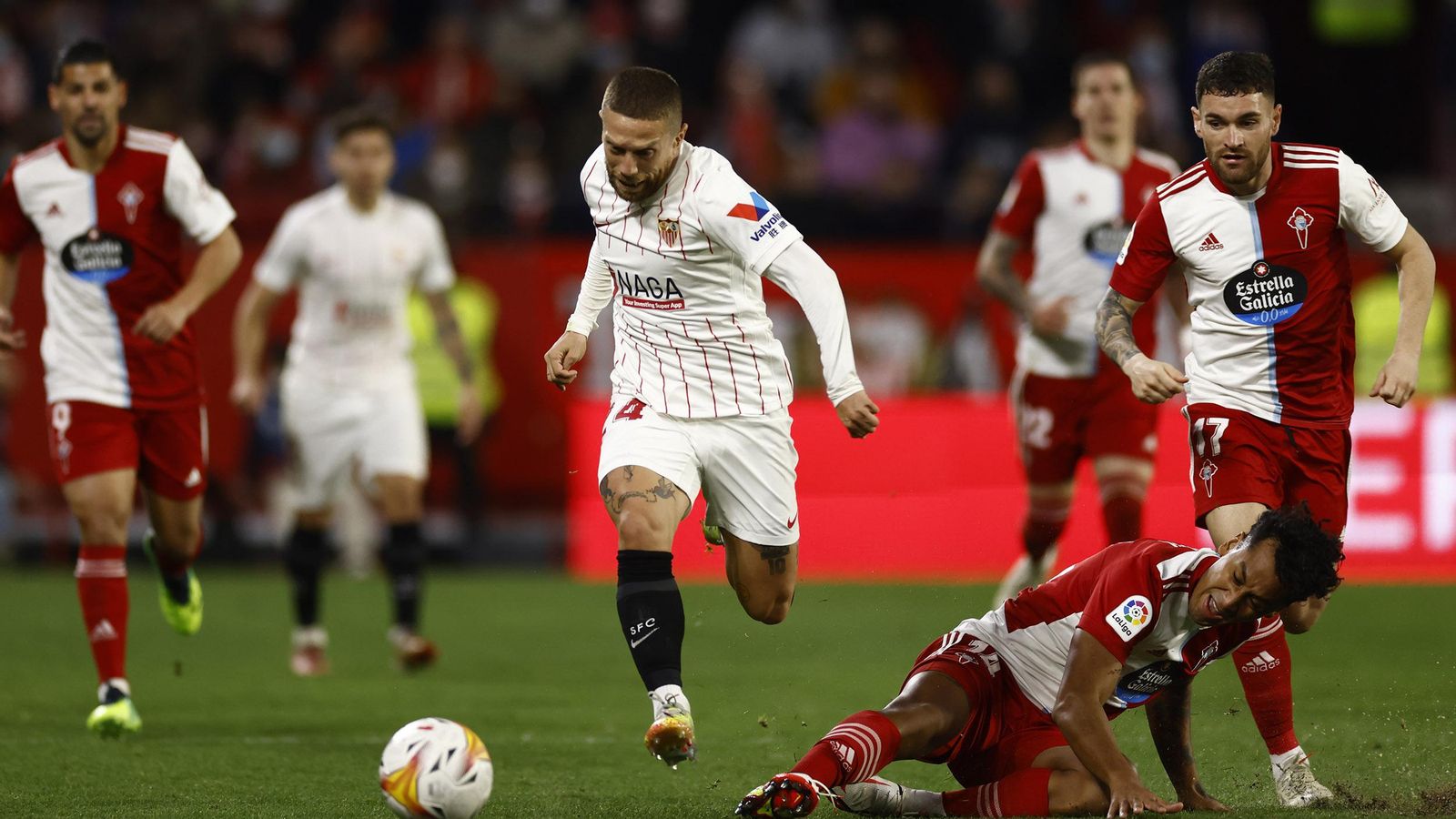 Papu Gómez arranca con fuerza dejando atrás a Renato Tapia.