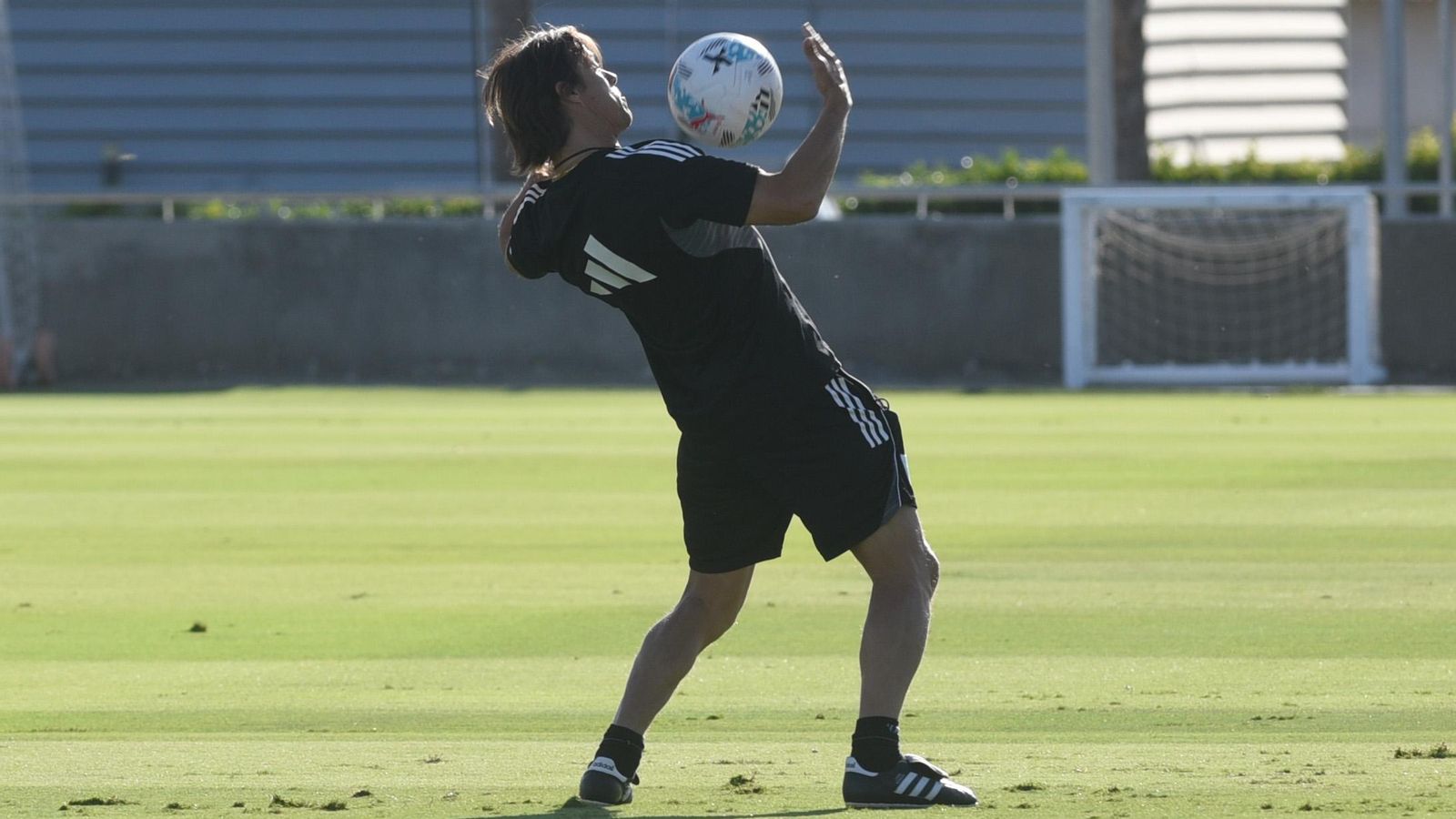 Almeyda realiza un control de pecho en un entrenamiento: "balones a mí".