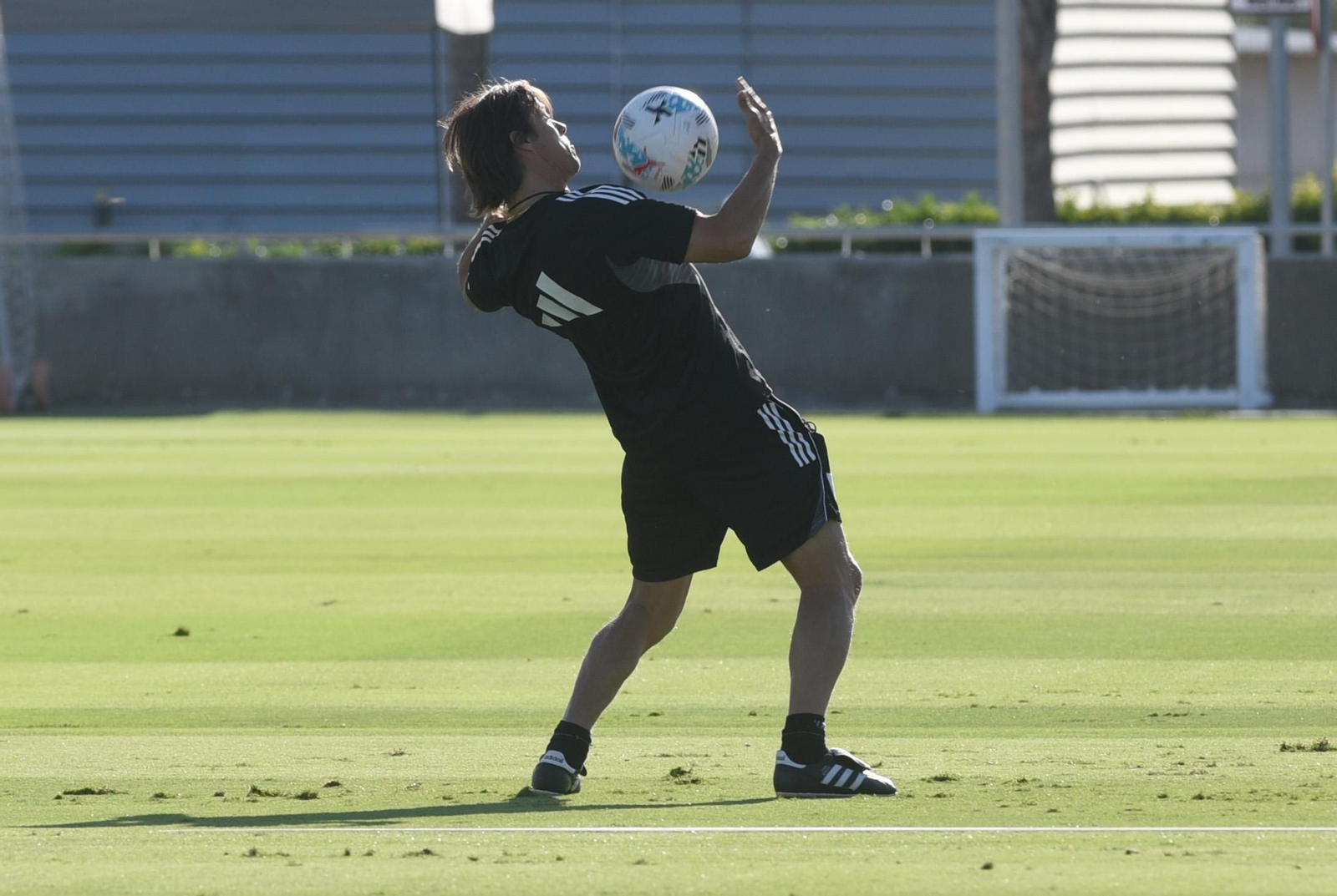 Almeyda realiza un control de pecho en un entrenamiento: "balones a mí".