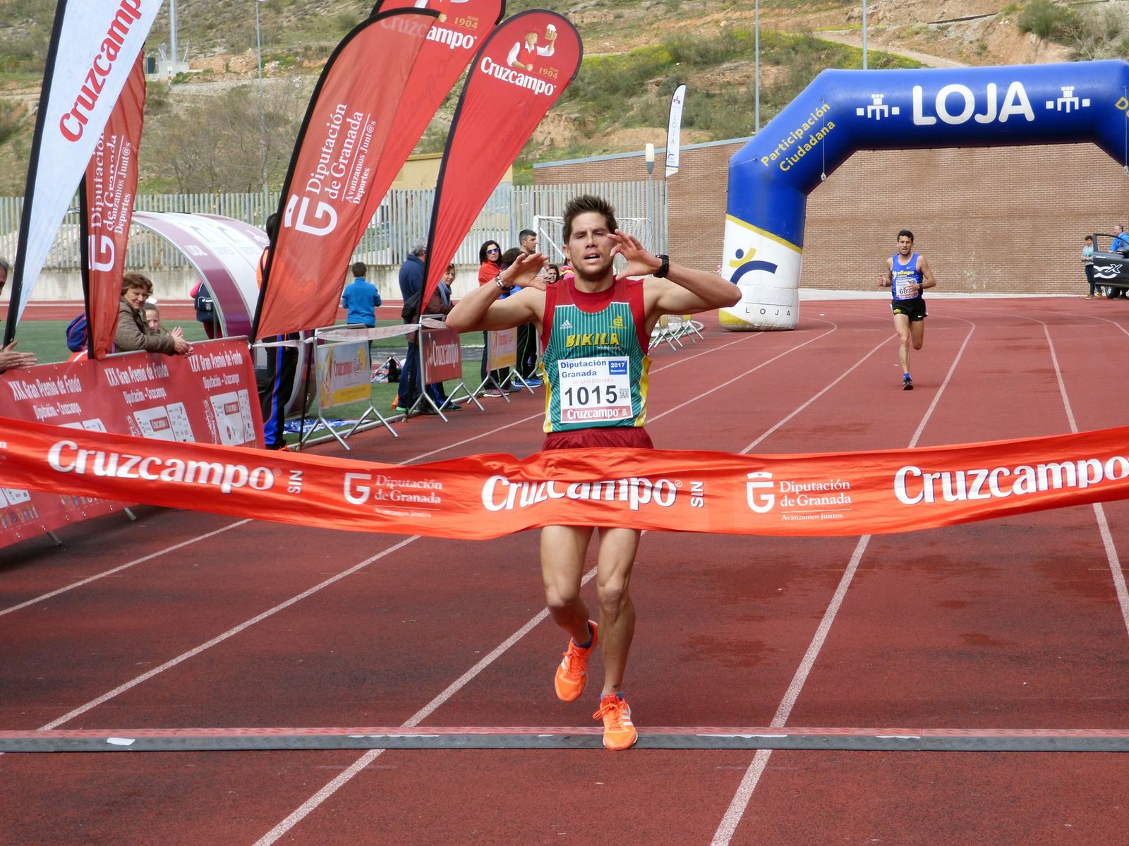 1. Juan Pérez cruza la línea de meta de la prueba celebrada ayer en Loja.  2. Los participantes recorren los primeros metros de la carrera sobre la pista del Estadio Medina Lauxa. 3. Zhor El Amrani, justo en el momento  en el que consiguió la victoria en la cita del circuito provincial.