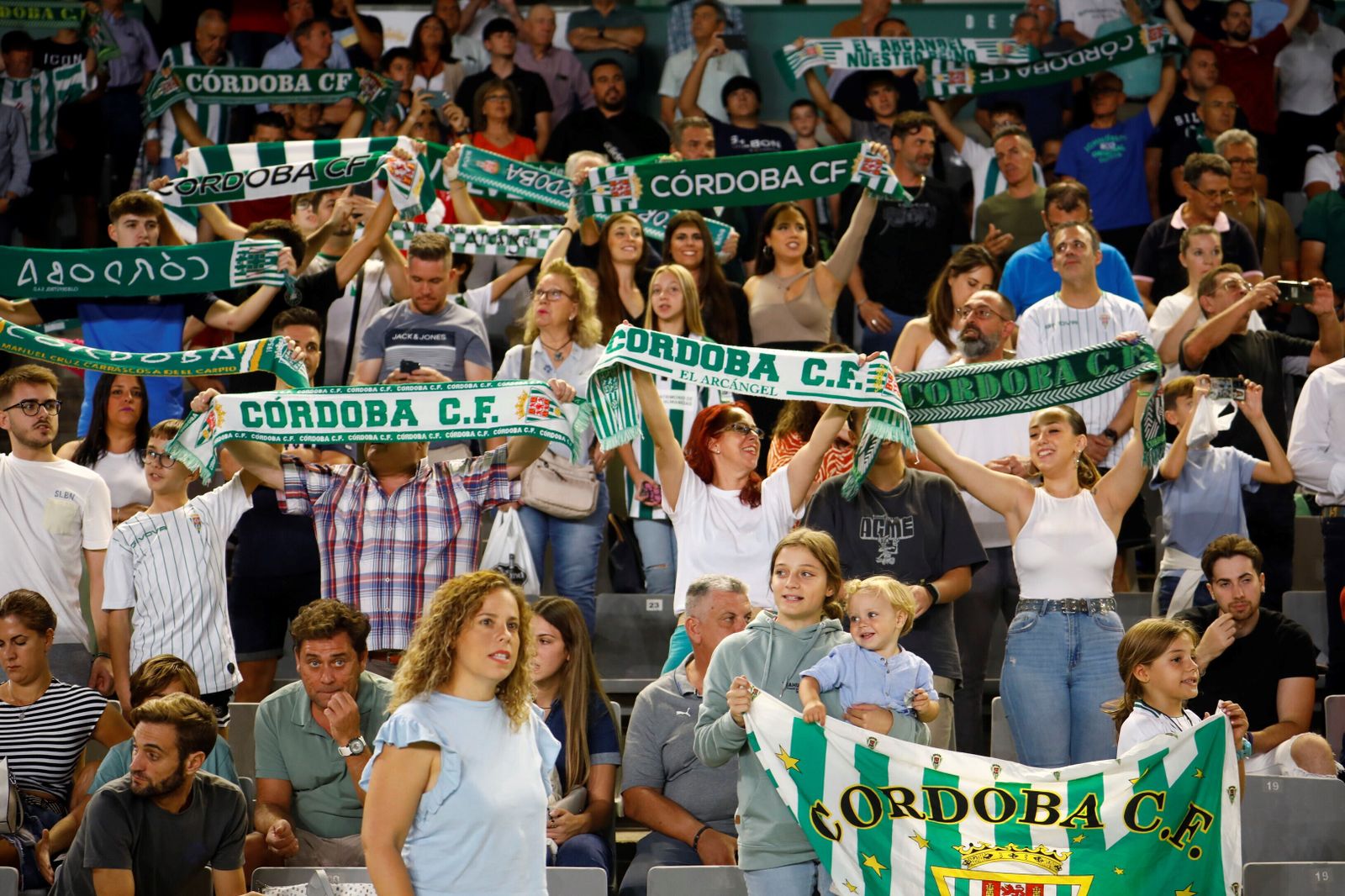 Las imágenes del ambiente en El Arcángel en el Córdoba CF - Linares