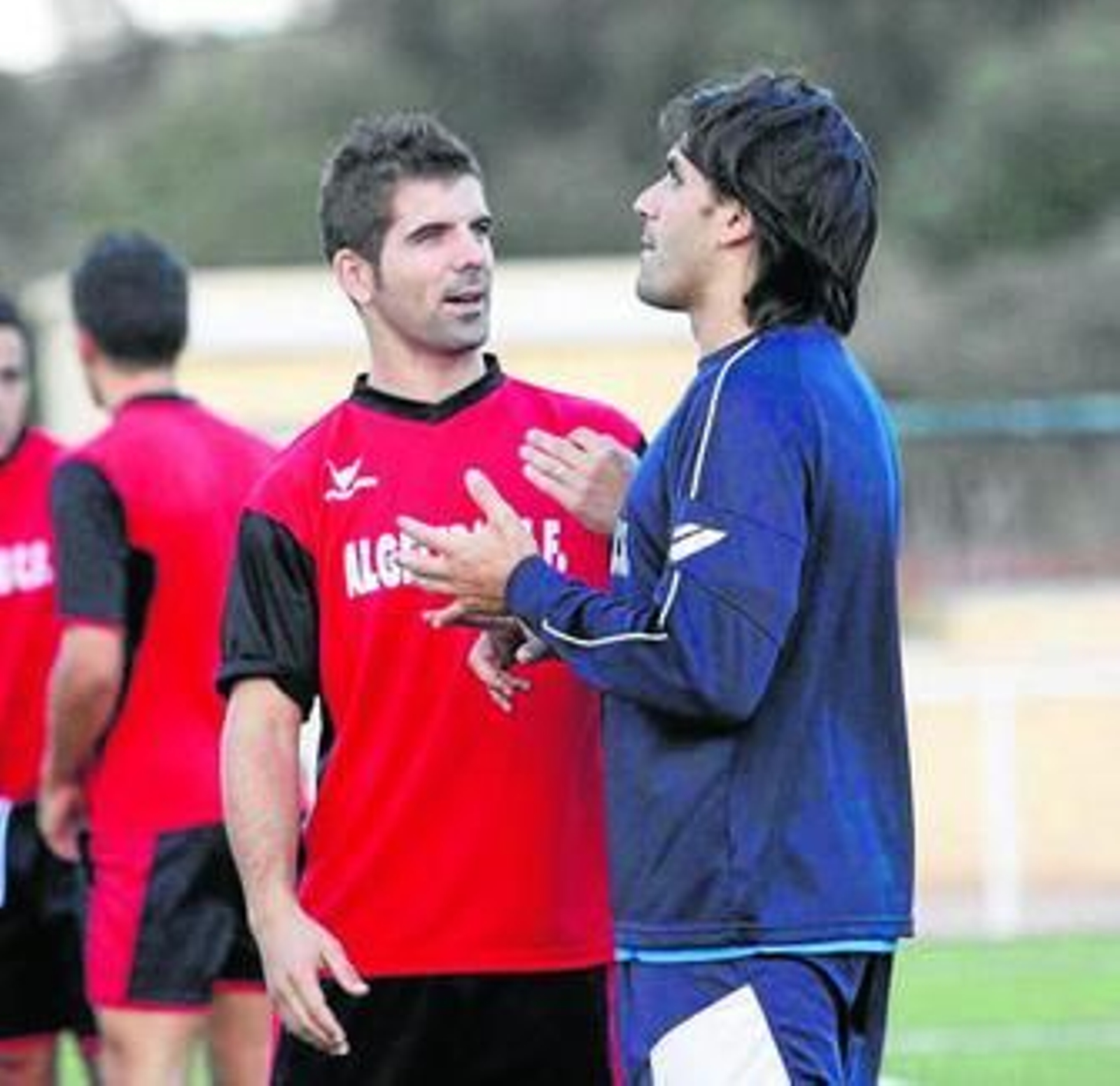 May (izquierda) dialoga con Antonio Pizarro en un entrenamiento.