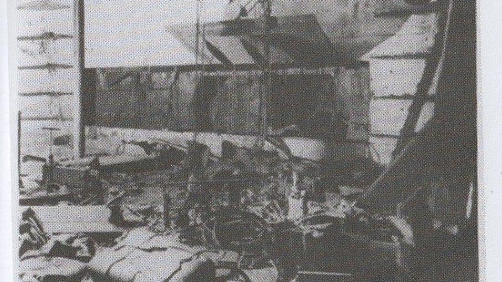 Fotografía del mamparo de la apertura abierta en la bodega del cargo que daba a la piscina interior tomada durante la inspección efectuada por los británicos en octubre de 1943.
