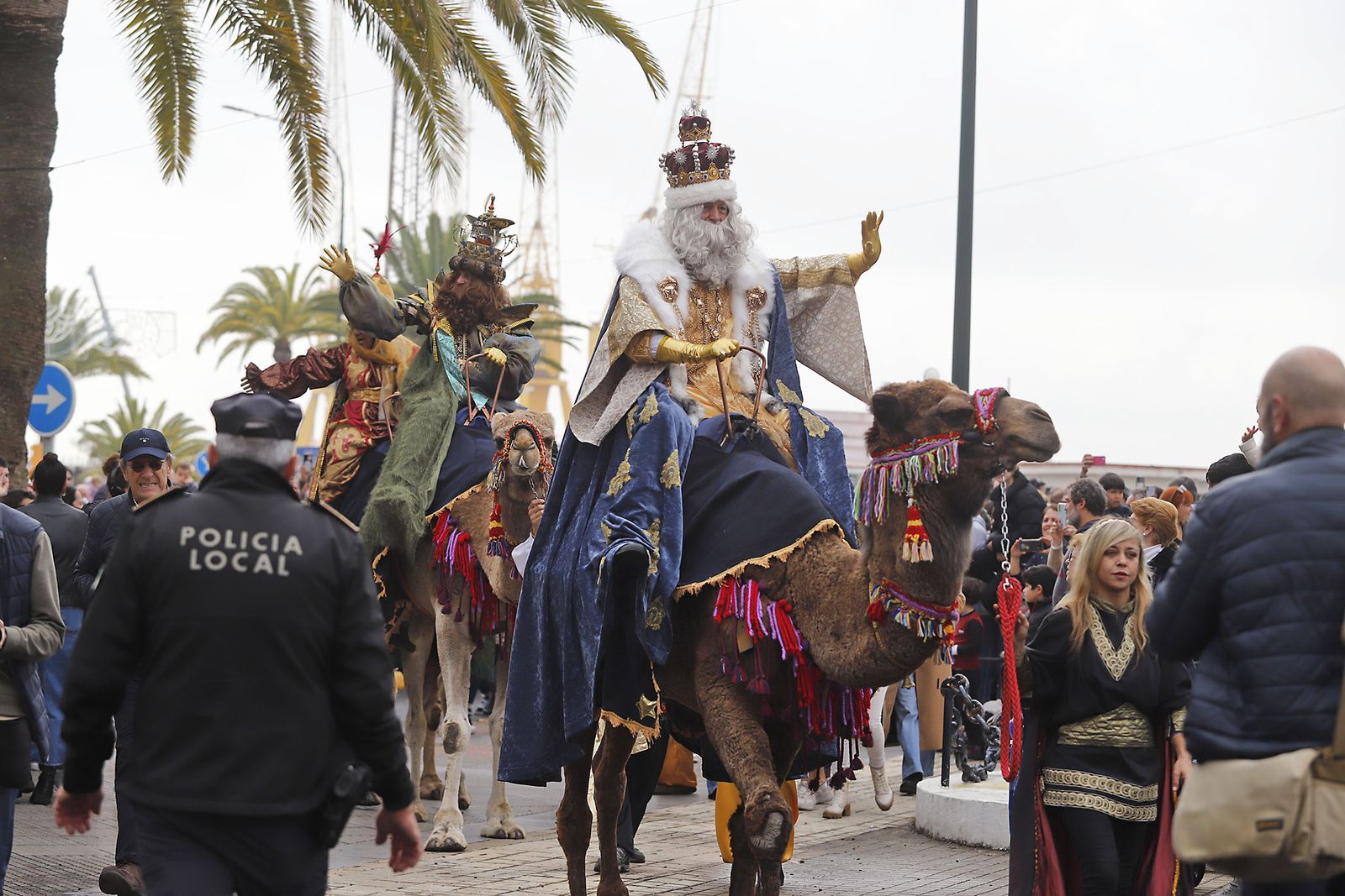 Imágenes de la mágica llegada de los Reyes Magos y la Estrella de la Ilusión a Huelva en barco