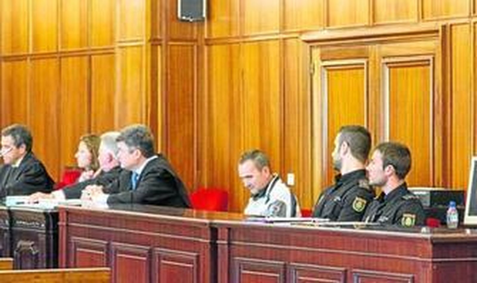 El acusado, Antonio López García, sentado ayer en el banquillo frente al jurado popular encargado de enjuiciarle.