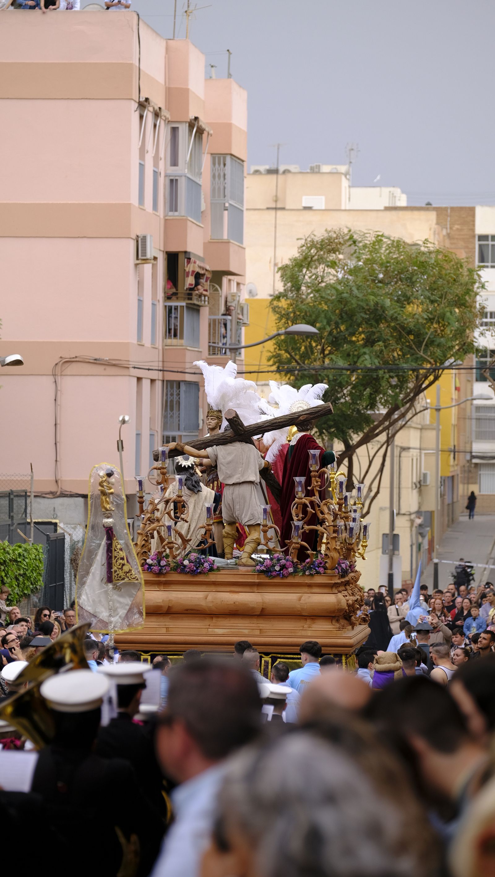 La Procesión de Los Ángeles de sobrepuso a la lluvia, en imágenes