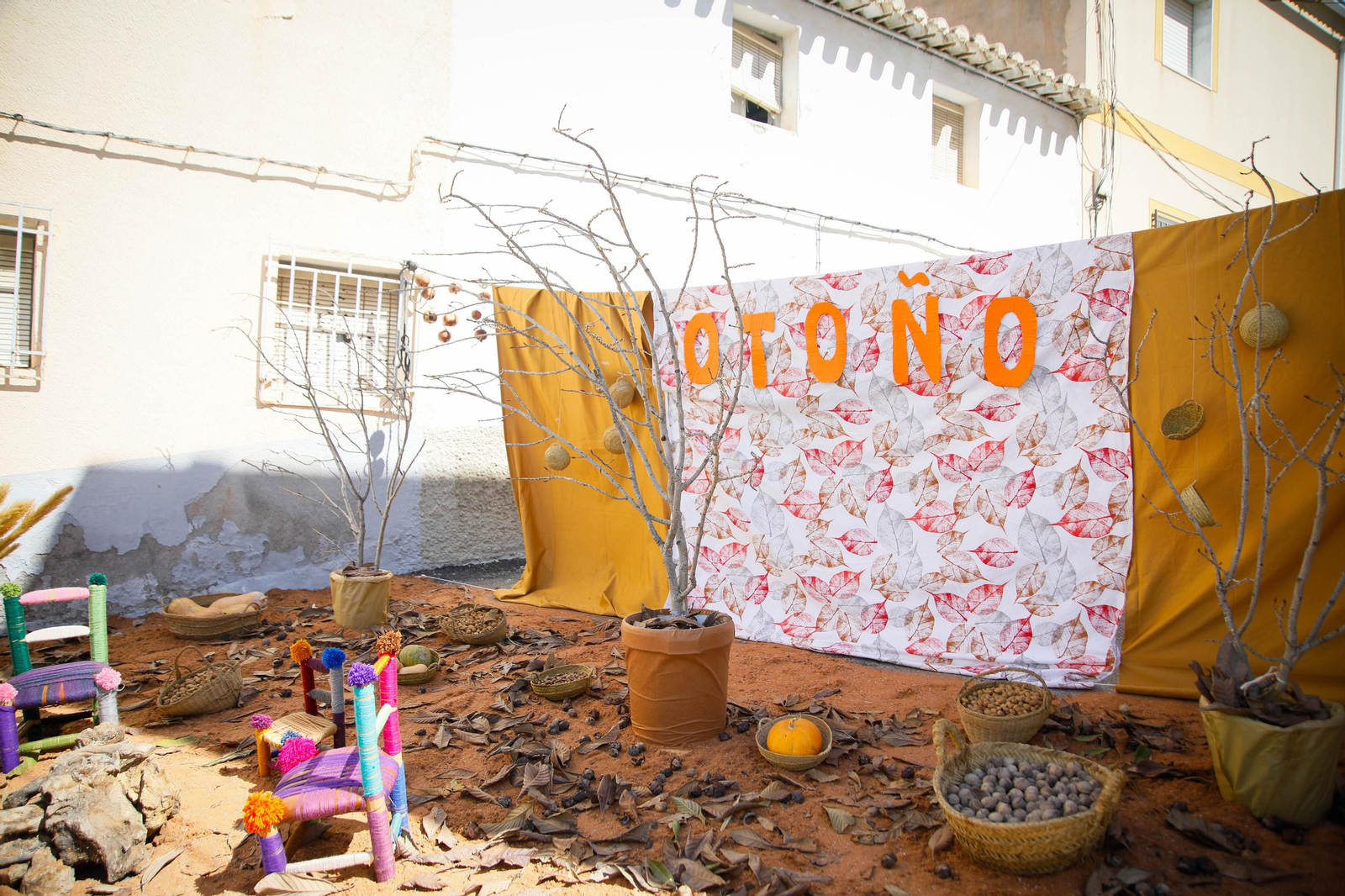 Así es la gran alfombra de serrín para que levite la Virgen de Fátima de Tíjola