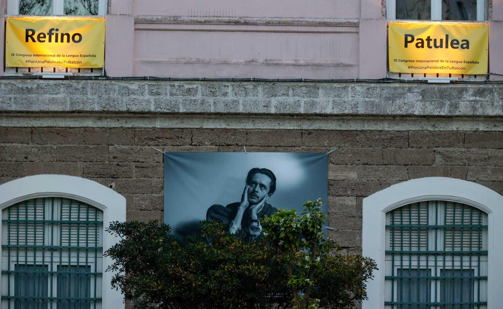 Palabras gaditanas cuelgan de los balcones de Cádiz