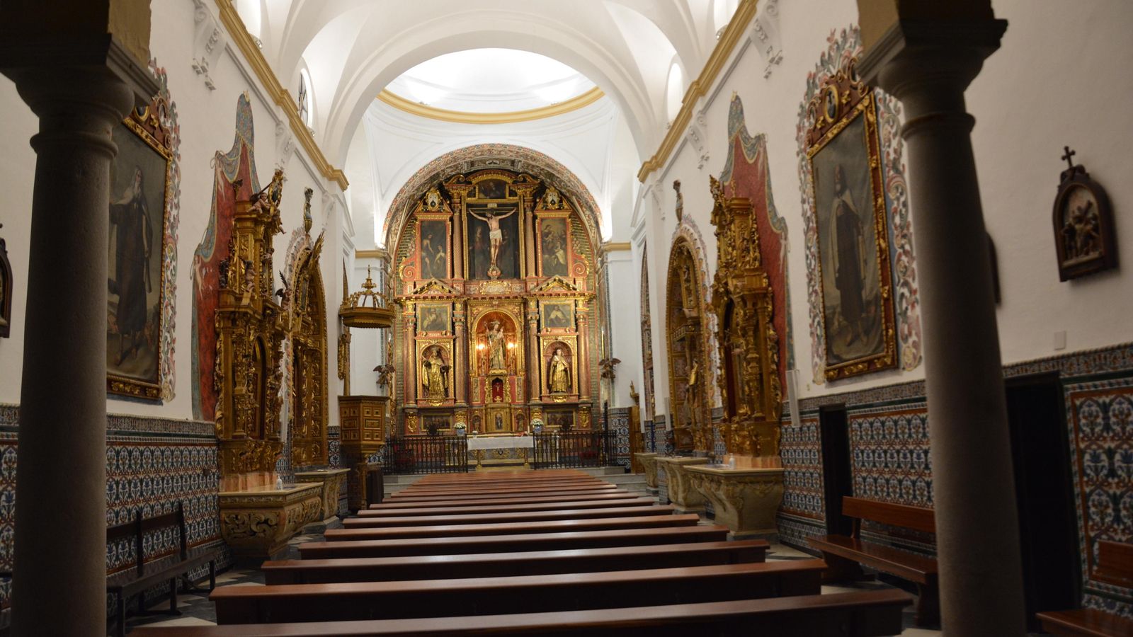 De estilo barroco y rococó destacan sus confesionarios y el comulgatorio de las monjas, hermosas y desconocidas joyas de arte que descubriremos en esta visita.
