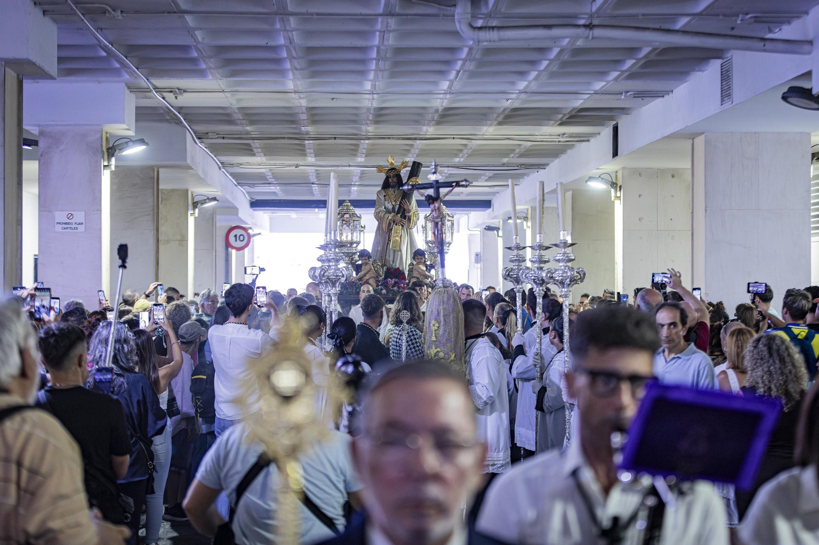 Las imágenes de la histórica visita del Nazareno de Santa María al hospital Puerta del Mar de Cádiz