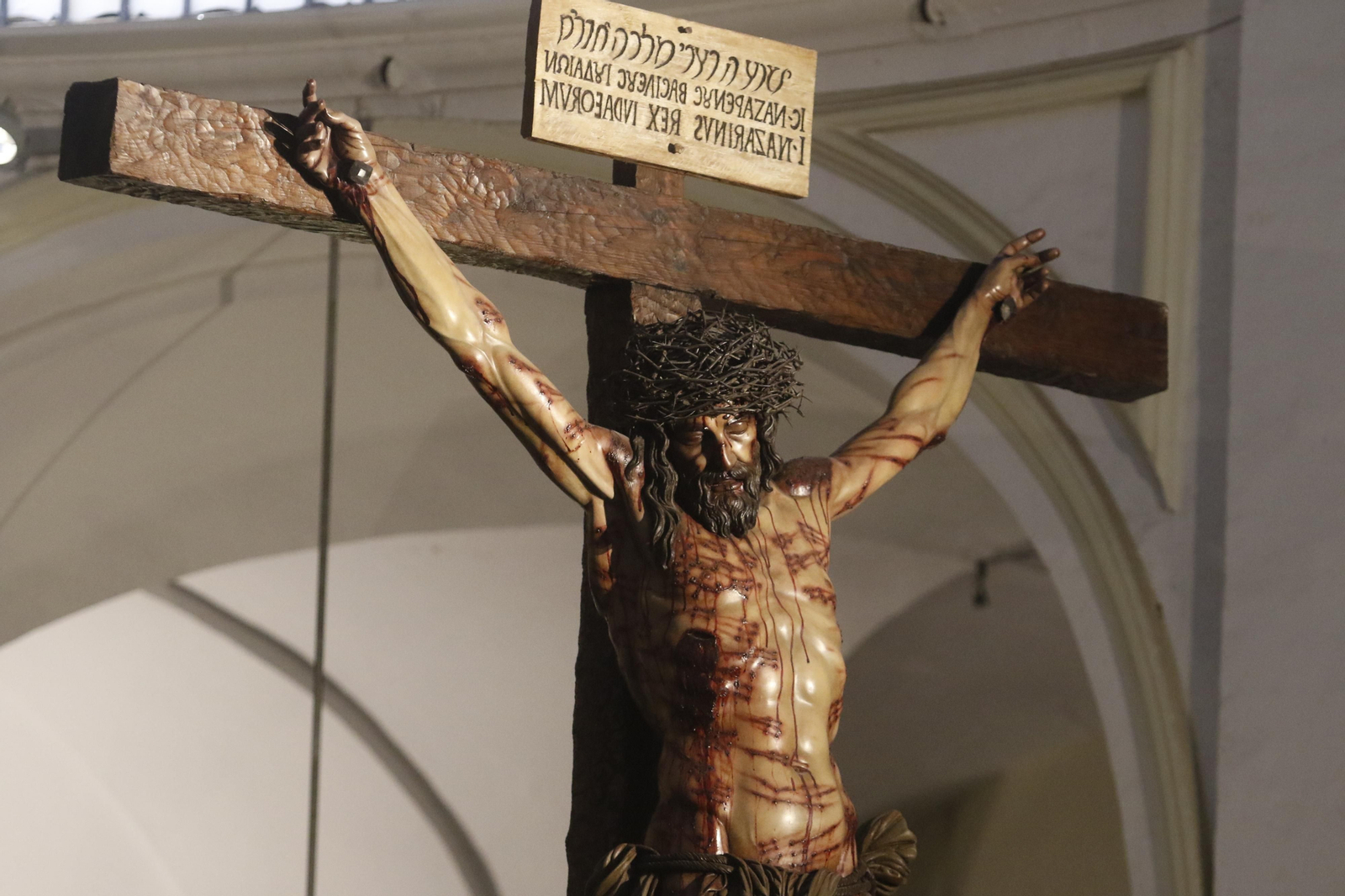 La Hermandad Universitaria suspende su procesión del Martes Santo, en imágenes