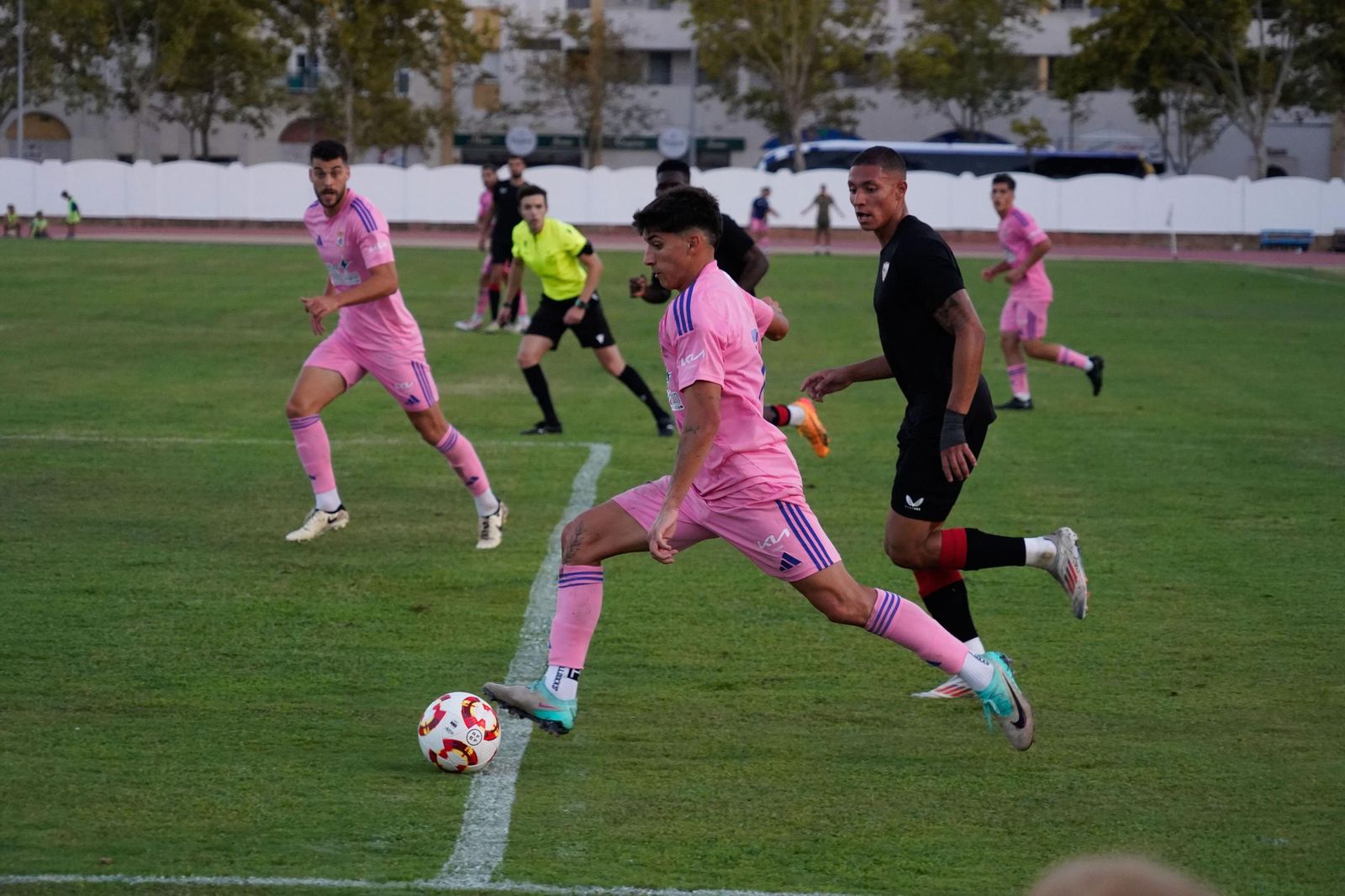 Partido de pretemporada entre el Recreativo y el Sevilla B en Isla Cristina.