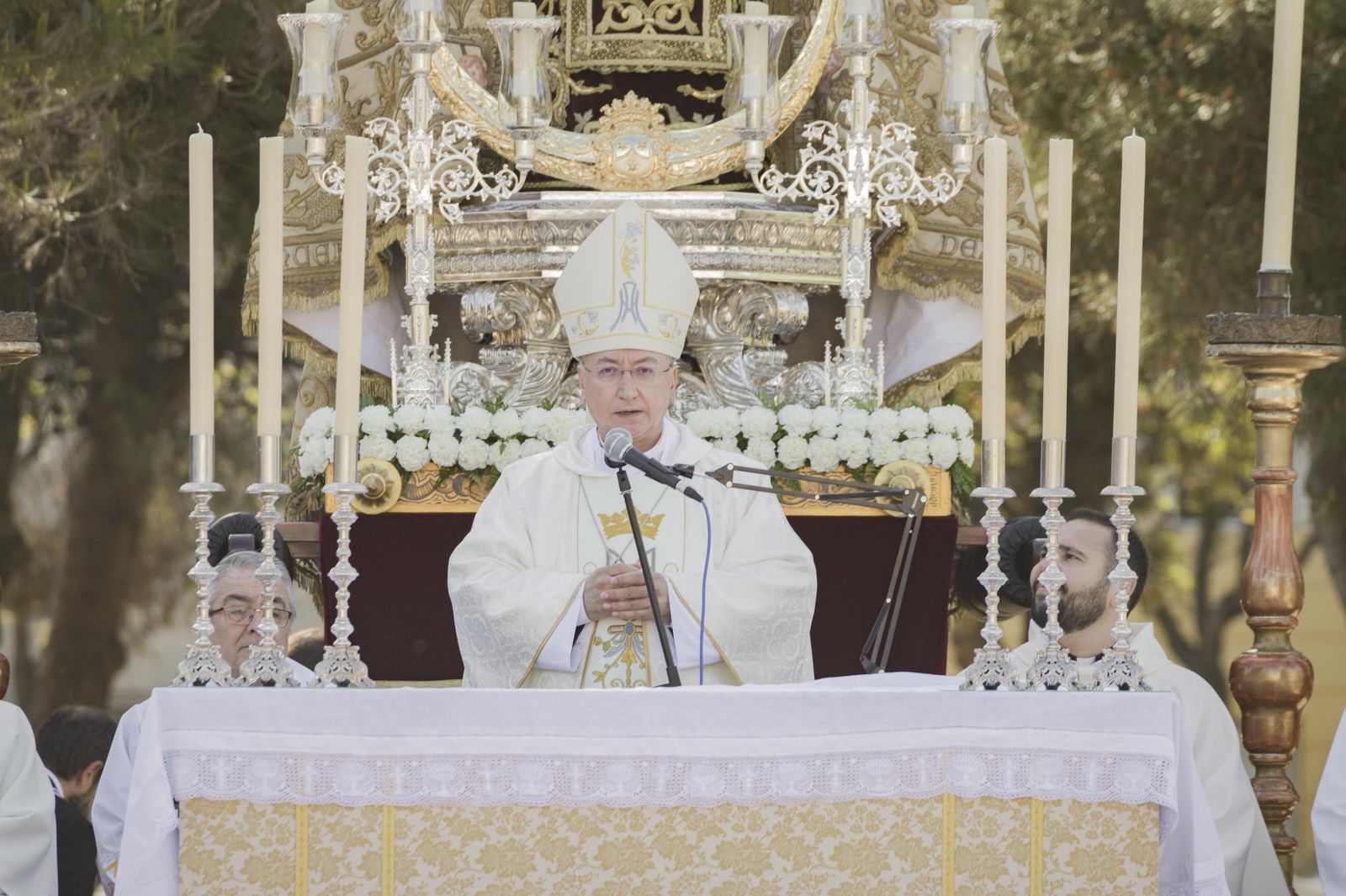 Misa de campaña frente a la parroquia del Cristo de la Sed con la Virgen del Carmen