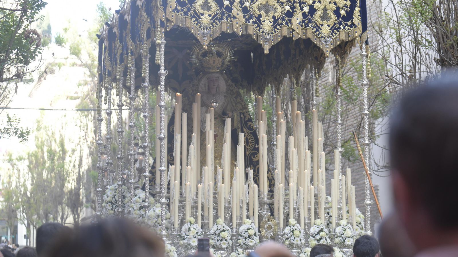 María Stma. de la Amargura Coronada en la calle Varela, Lunes Santo 2023. ARCHIVO (Granada Hoy)
