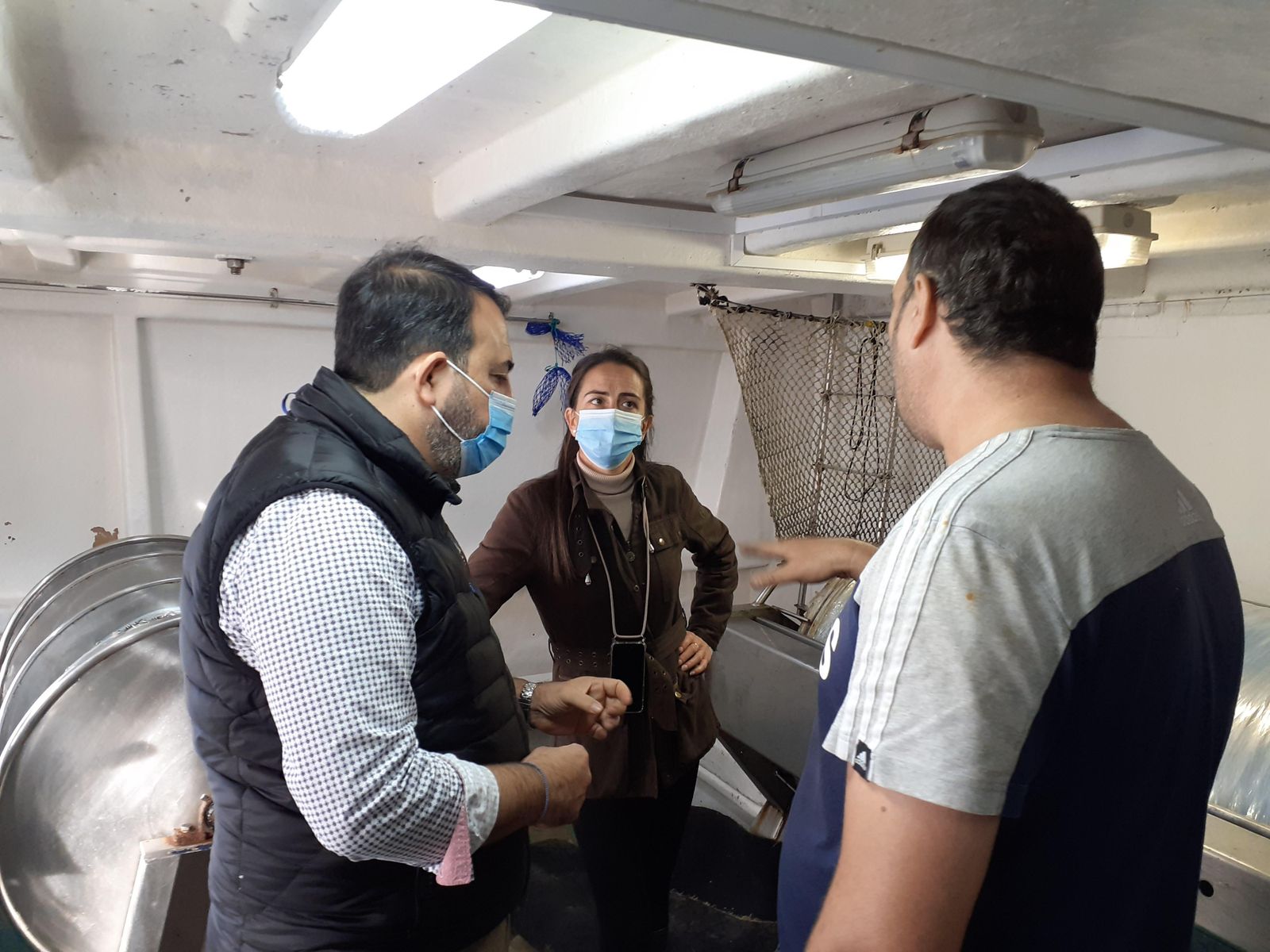 La delegada territorial de Agricultura, Ganadería, Pesca y Desarrollo Sostenible, Aránzazu Martín, ha mantenido un encuentro con el sector pesquero de Carboneras.