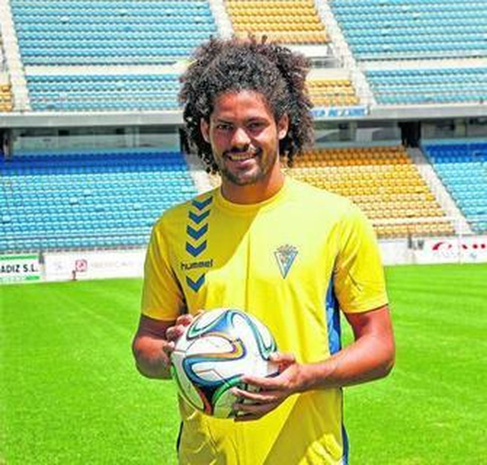 Aridane Hernández sonríe mientras posa con un balón entre sus manos en el césped del Carranza.