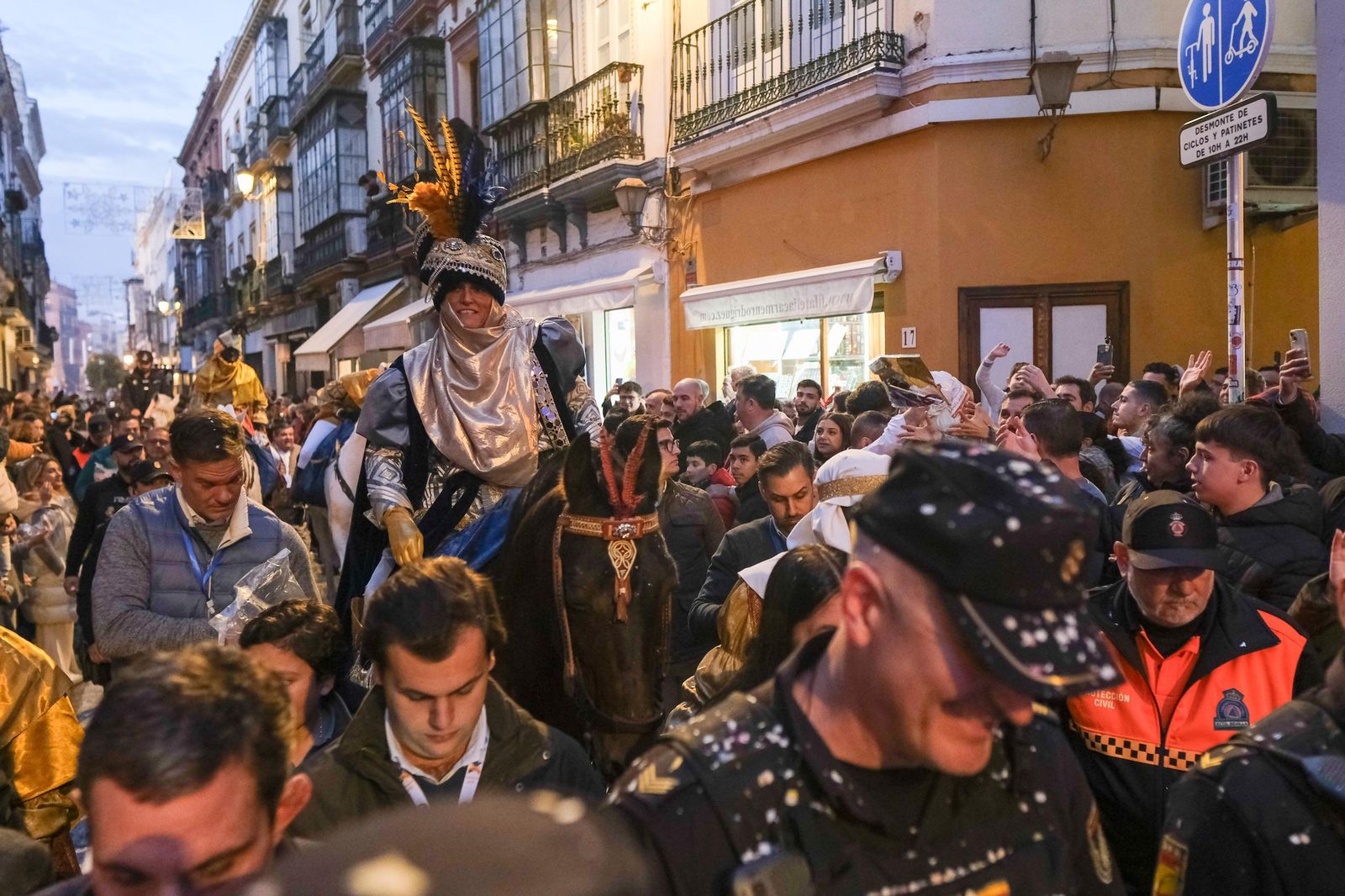 Fotos del Heraldo de los Reyes Magos en la recogida de llaves de la ciudad