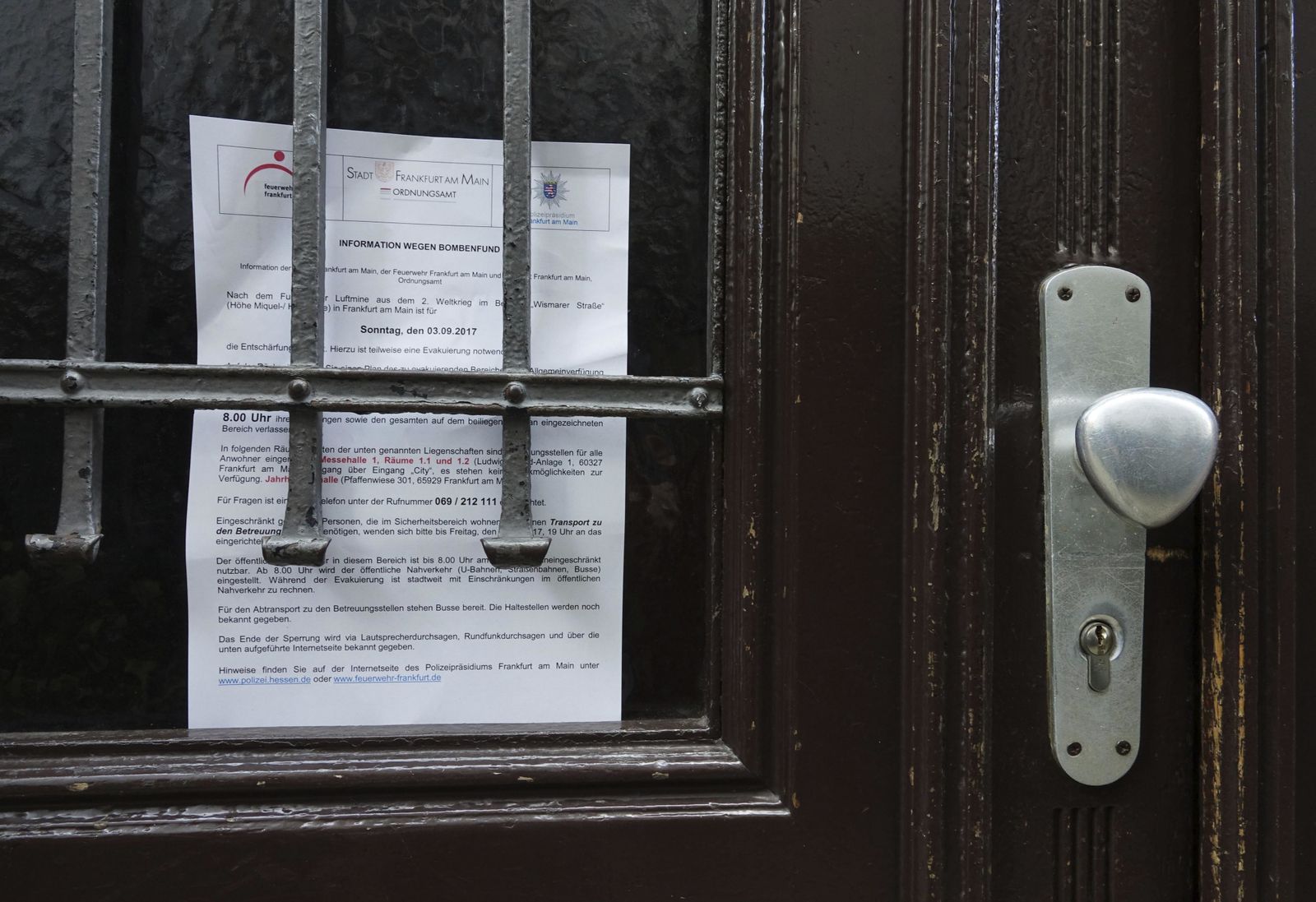 Un folleto en una vivienda avisa de la orden de desalojo a los vecinos de Fráncfort tras el hallazgo del artefacto explosivo.