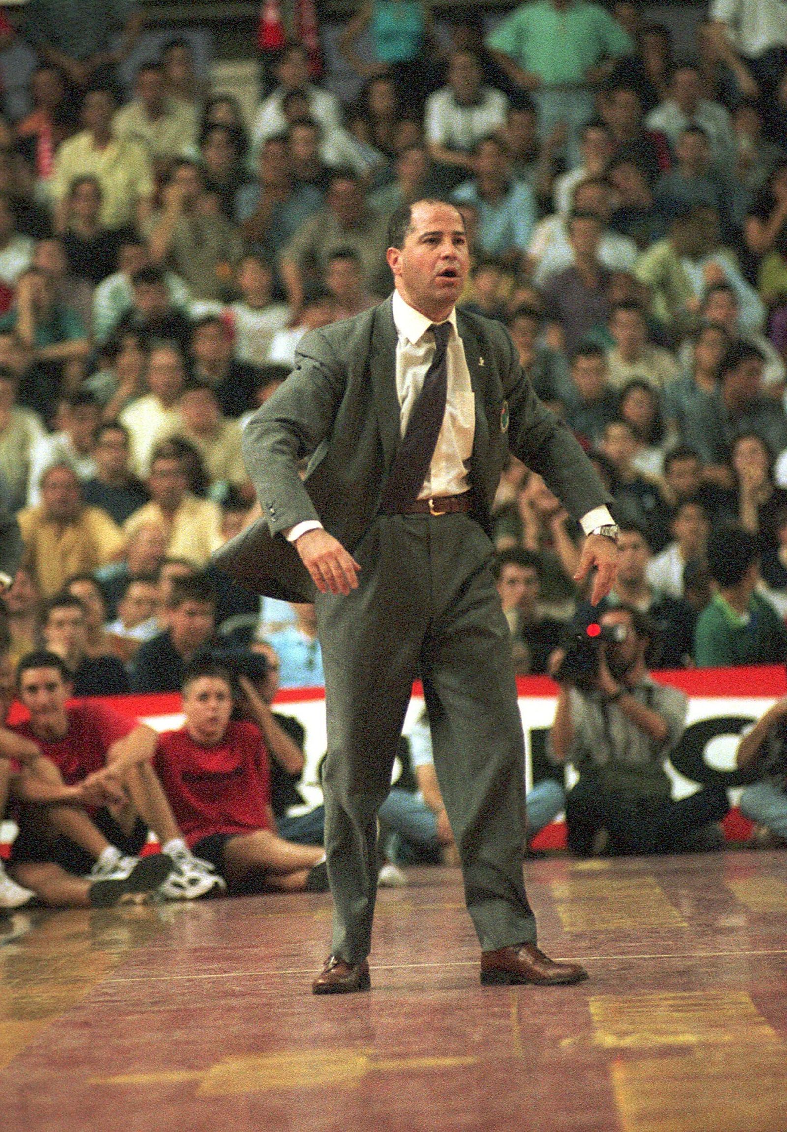 Javier Imbroda, con su habitual energía cuando dirigía al Caja San Fernando.