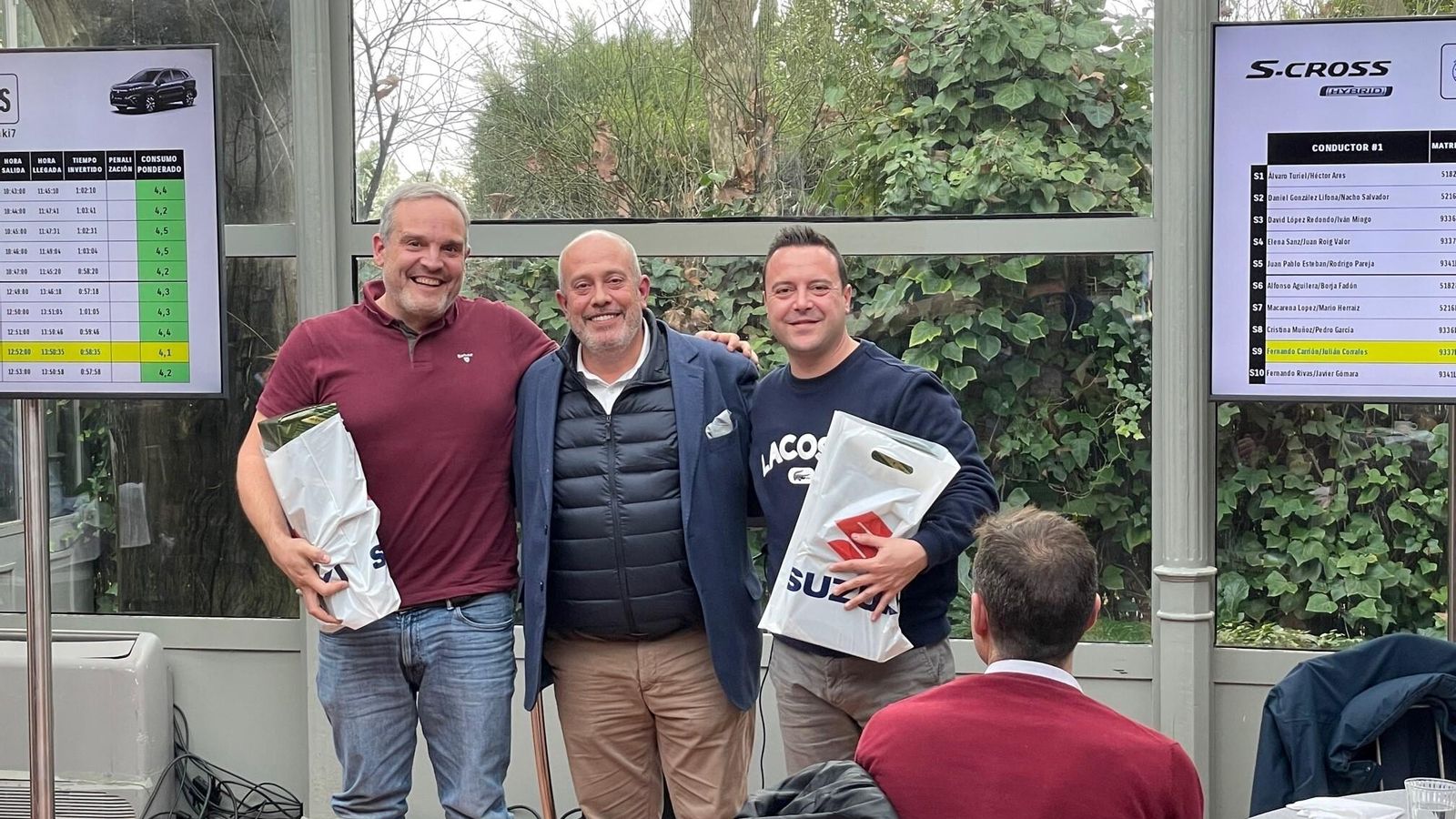 La pareja de ganadores en la prueba con el S-Cross, en el momento de recibir su premio de manos de López Frade.