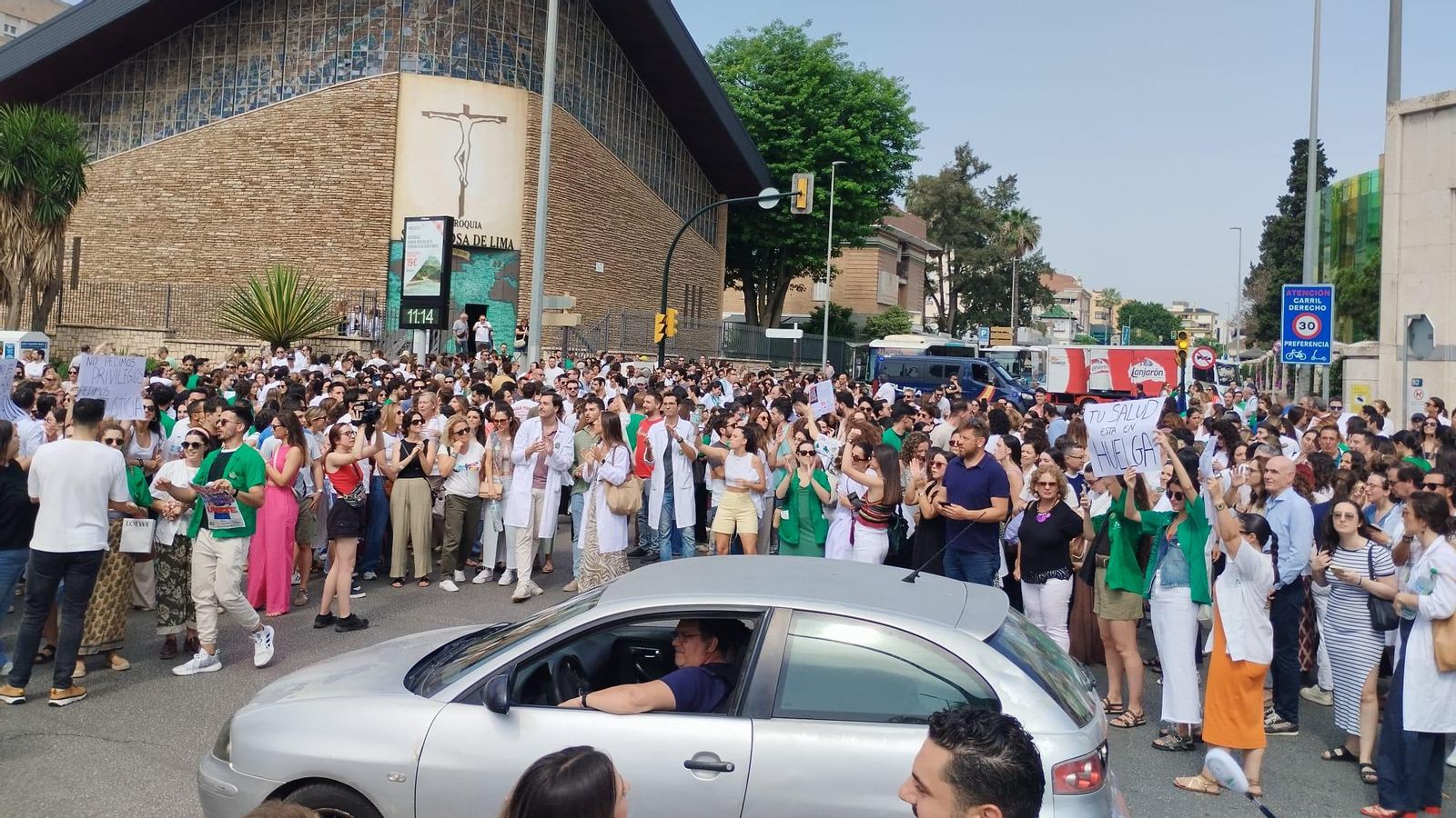 Los facultativos cortaron la glorieta ubicada frente al Hospital Regional.