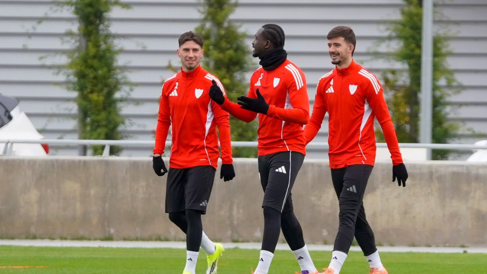 Nianzou, entre Carmona y Kike Salas.