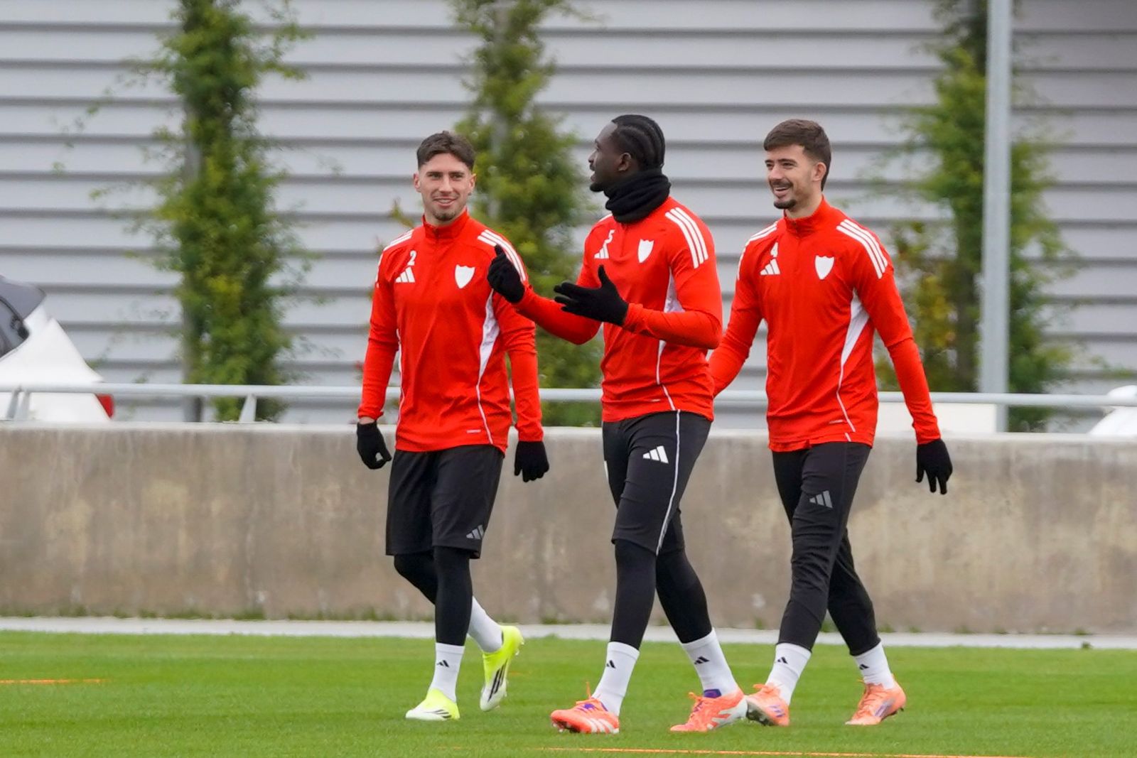 Nianzou, entre Carmona y Kike Salas.