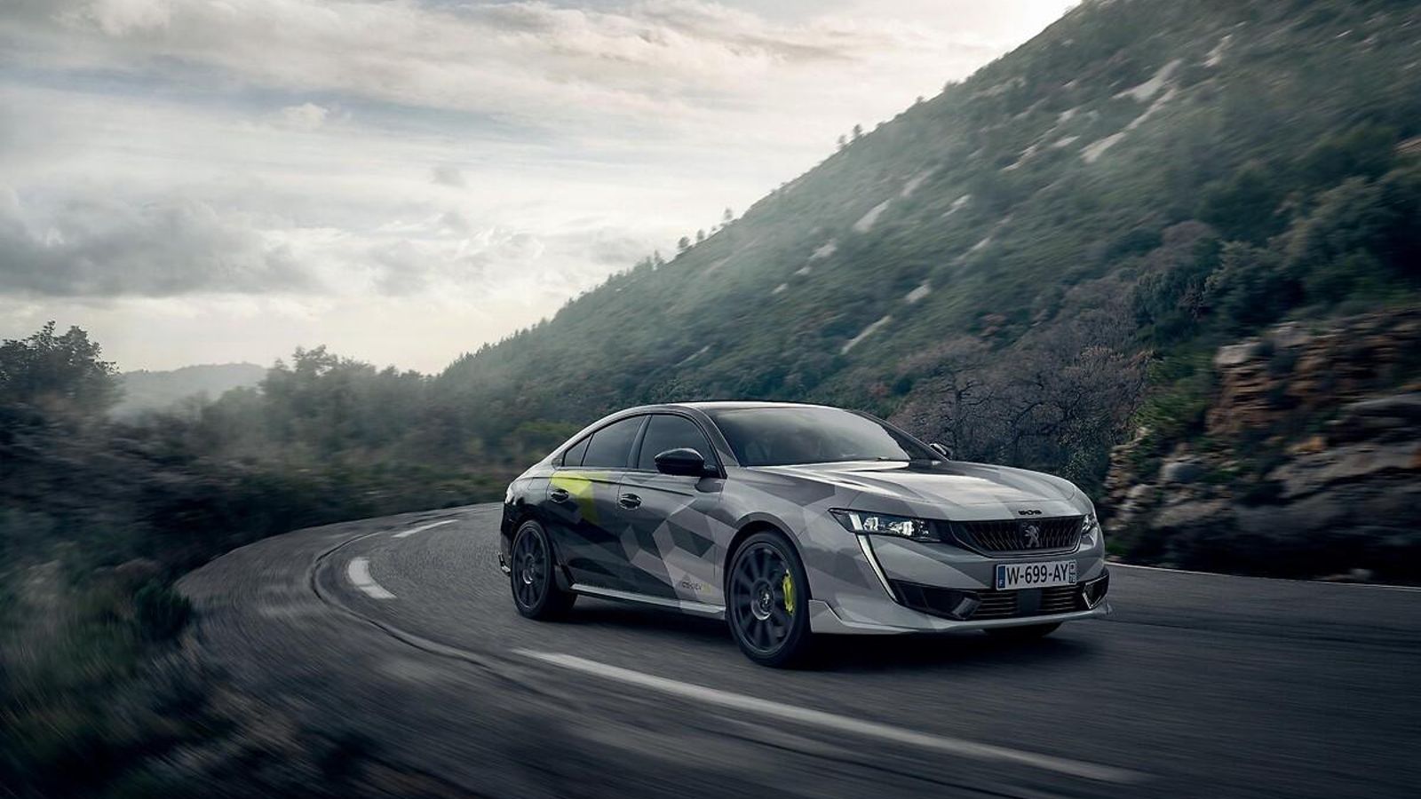 El conductor podrá elegir entre cinco modos de conducción que no sólo ajustará el trabajo del sistema de propulsión híbrido, sino que también afectarán al funcionamiento del chasis.