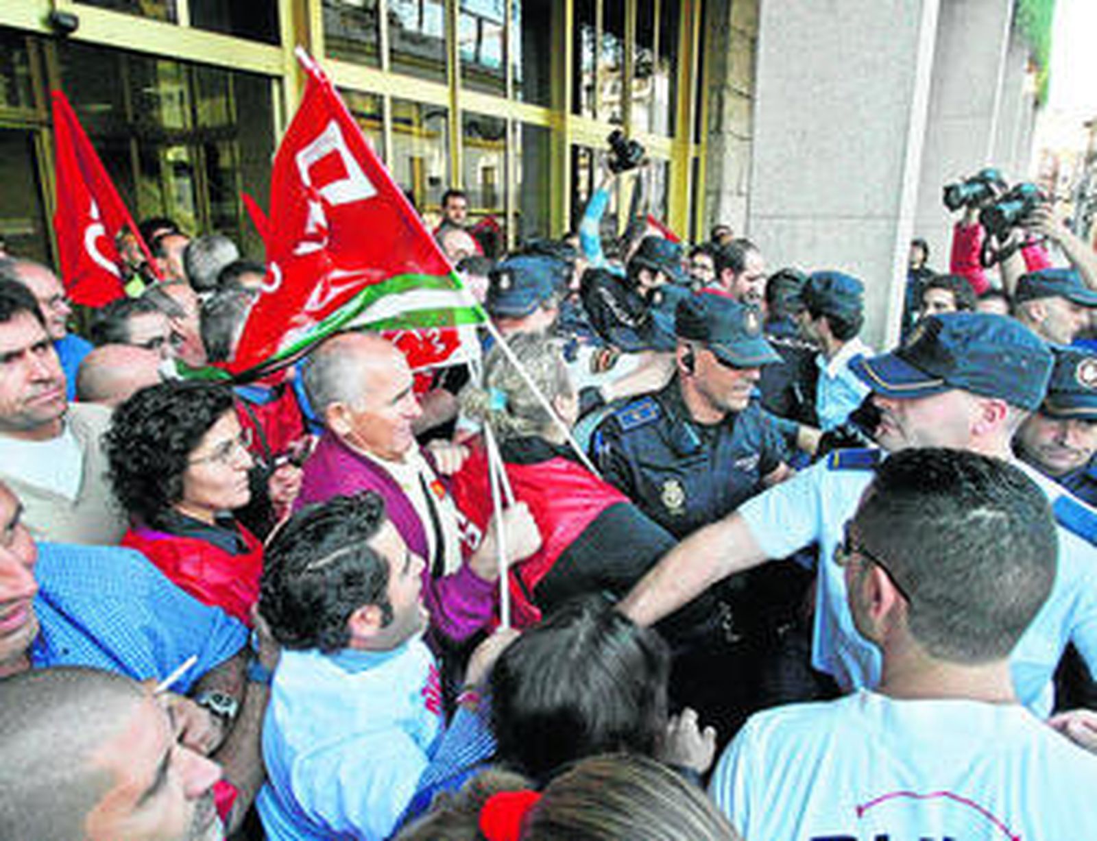 Los agentes de la Policía Nacional actúan frente al piquete concentrado en el Ayuntamiento.