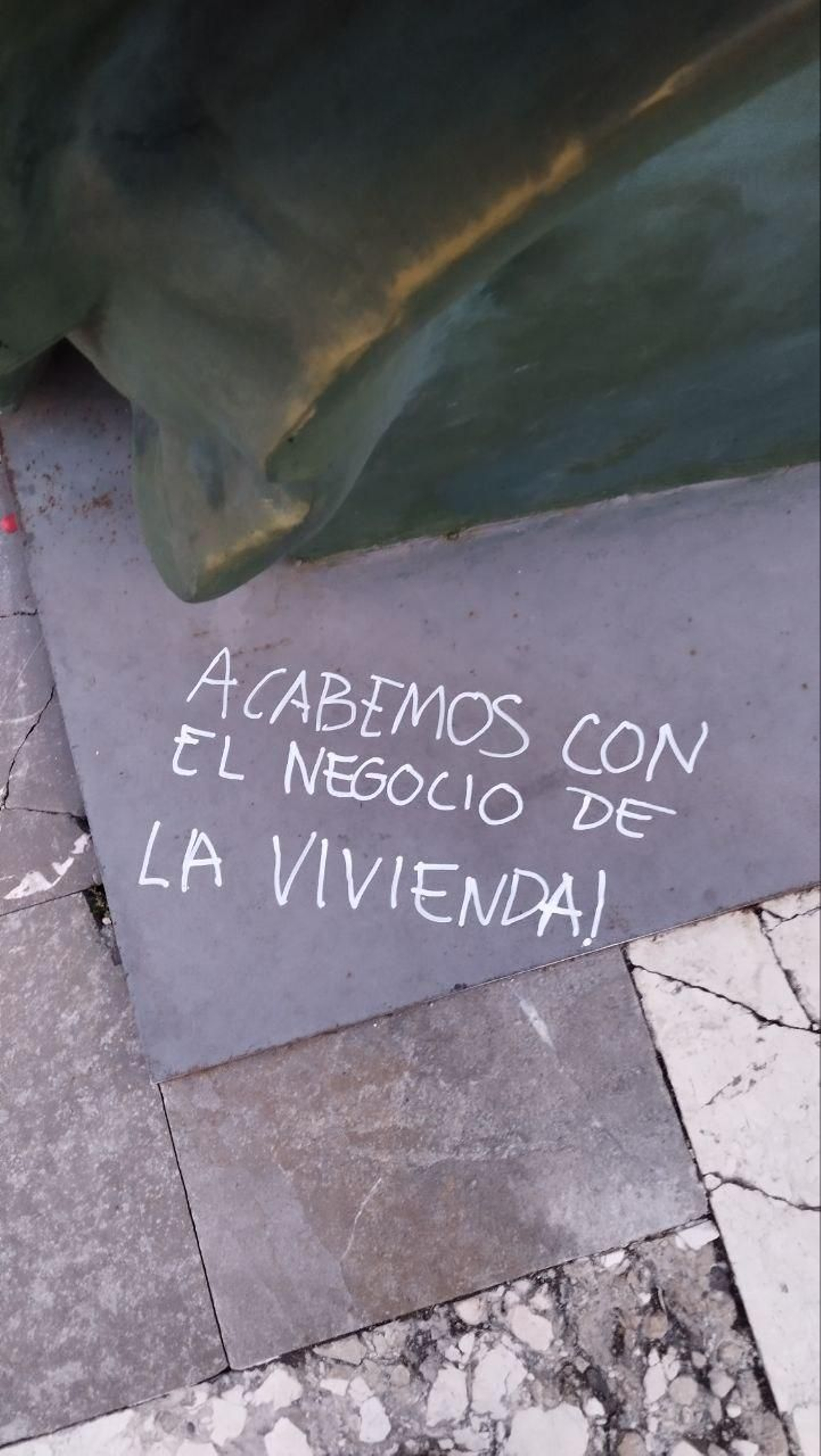 Las imágenes de las pintadas a los bustos de los Premios Goya de Granada