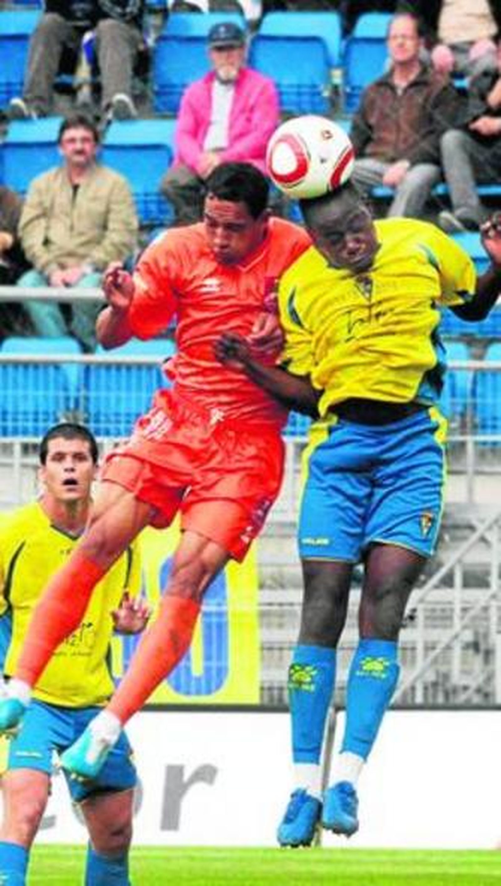 Moke y Addison saltan el domingo en busca de un balón aéreo.