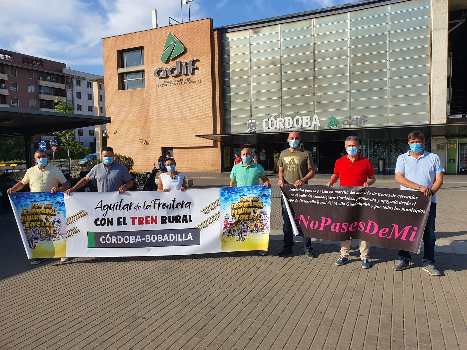 Miembros de la plataforma a las puertas de la Estación AVE de Córdoba.