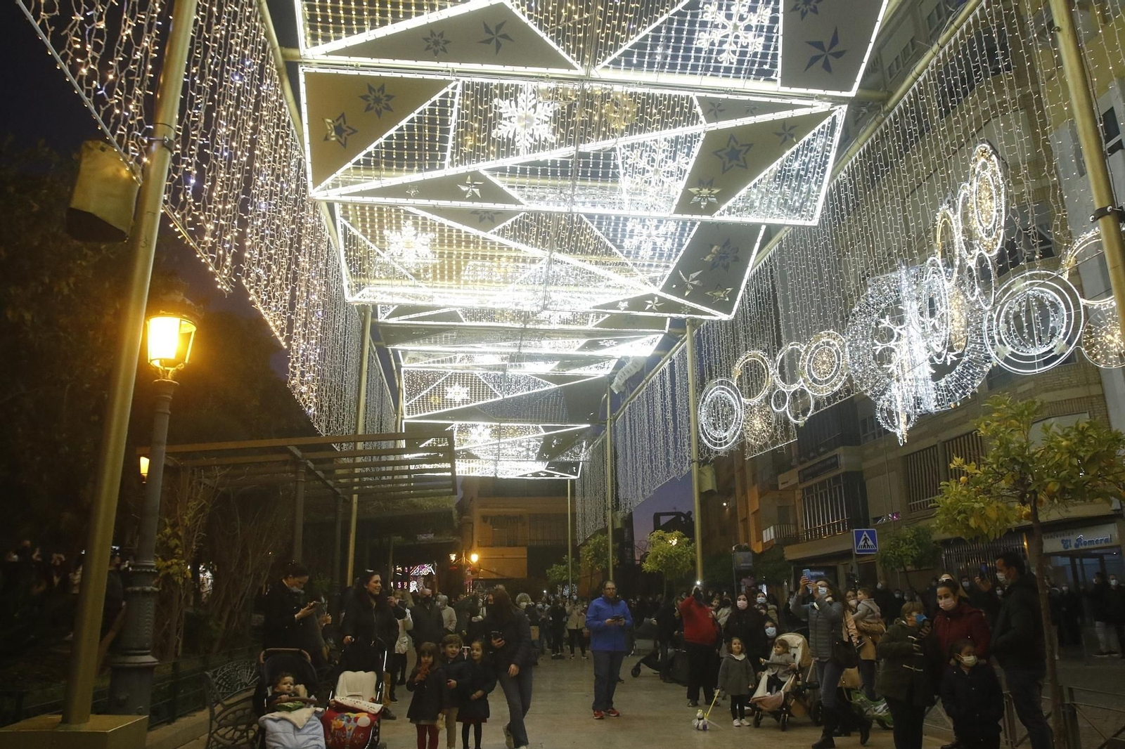 El encendido del espectacular alumbrado navideño de Puente Genil, en fotografías