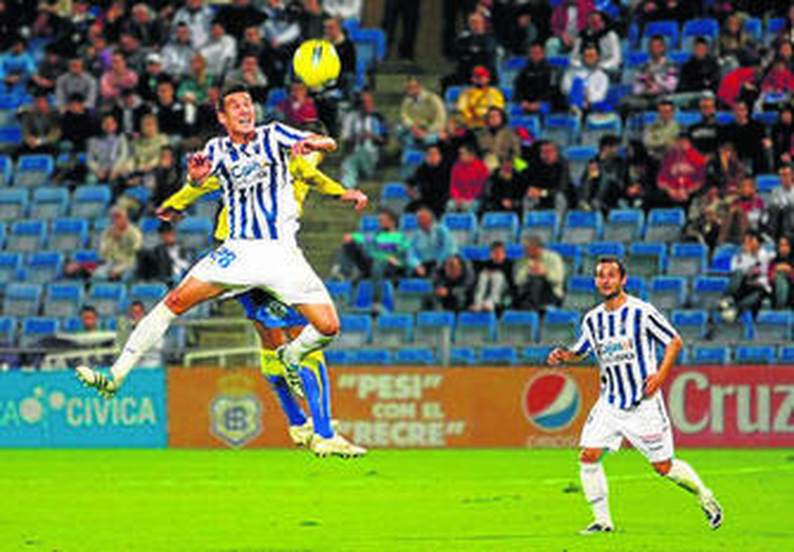 El recreativista Álex Zambrano cabecea un balón.