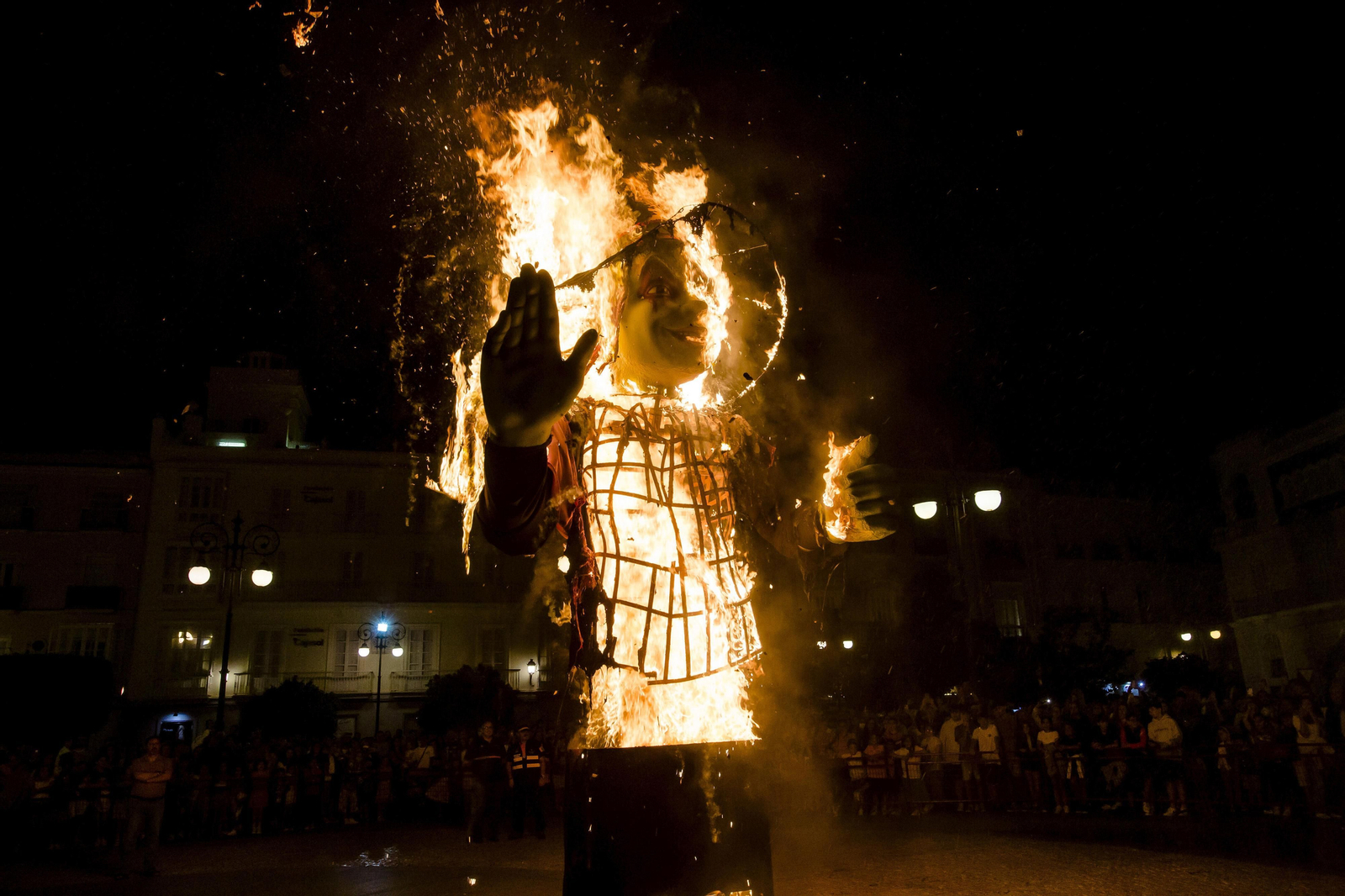 Noche de San Juan en Cádiz: Imágenes de la quema de los juanillos
