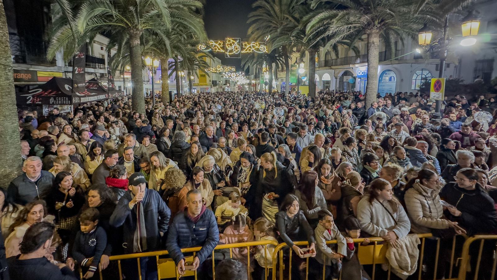 Los vecinos de Lepe reciben 2025 por adelantado con 12 frutos rojos de sus campos