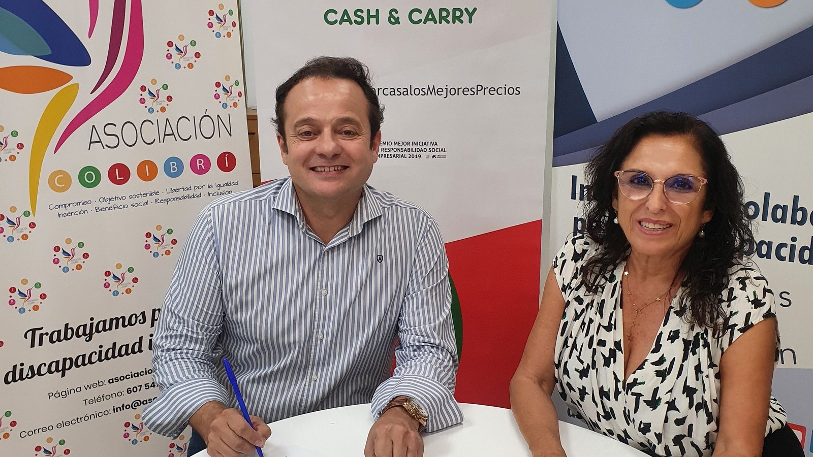 La presidenta de la Asociación Colibrí y Díaz Cadenas, en la firma del convenio de colaboración.