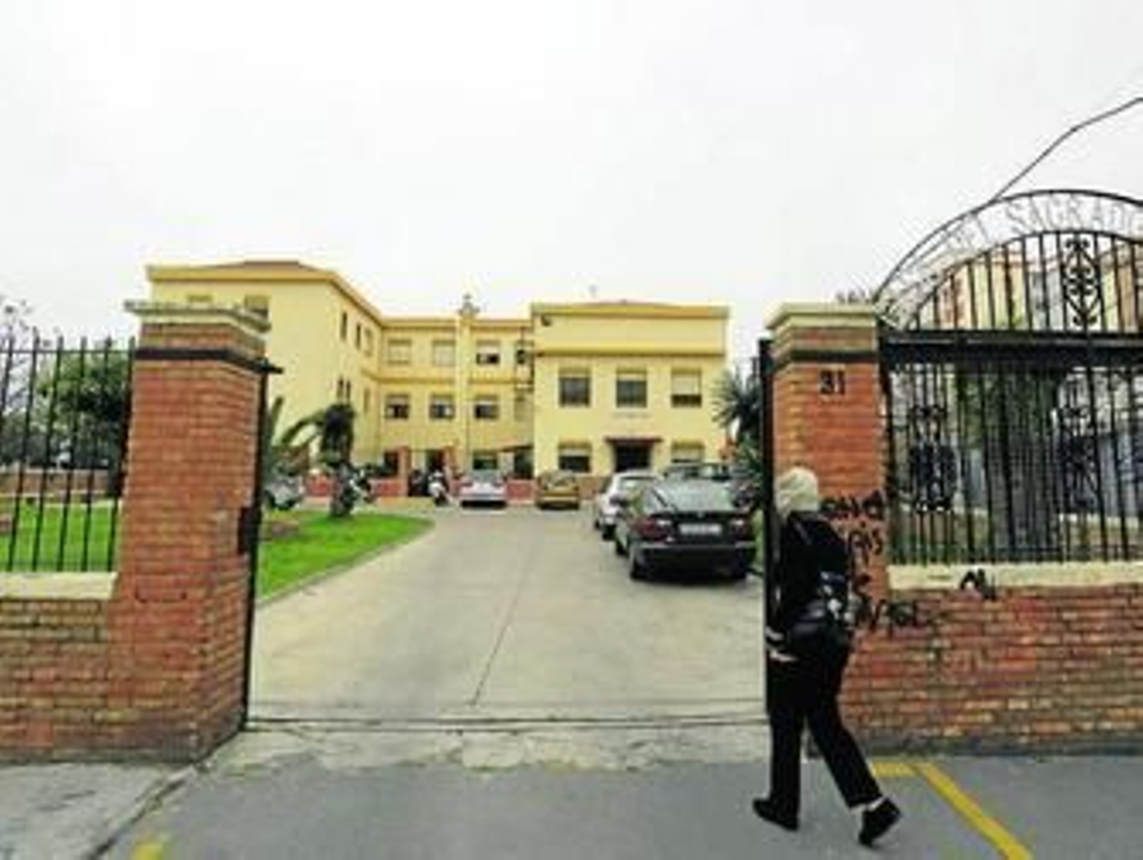 Entrada principal de la casa del Sagrado Corazón de Jesús.