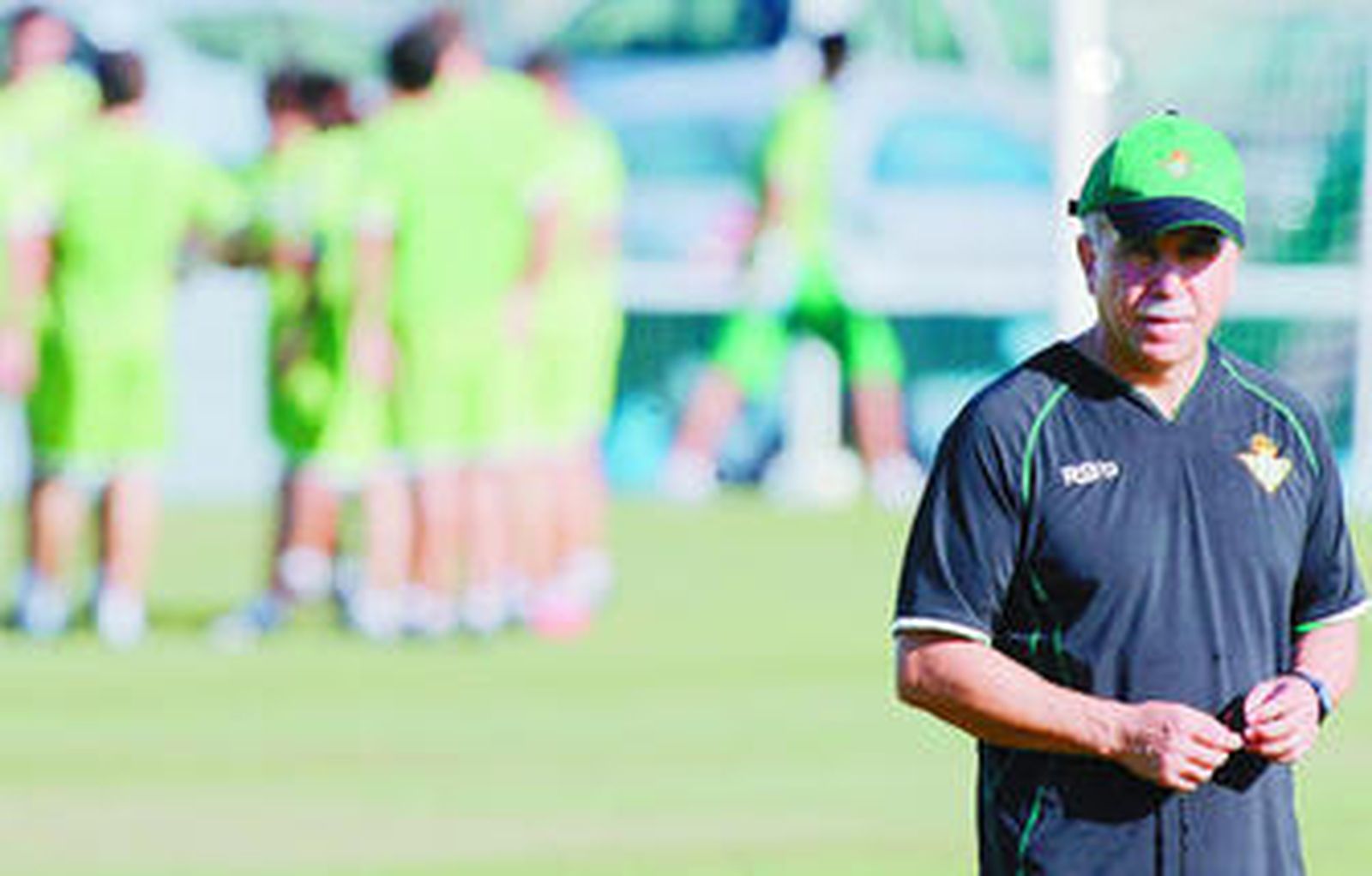 Antonio Tapia sostiene el silbato en los últimos minutos del entrenamiento de ayer en Los Bermejales.