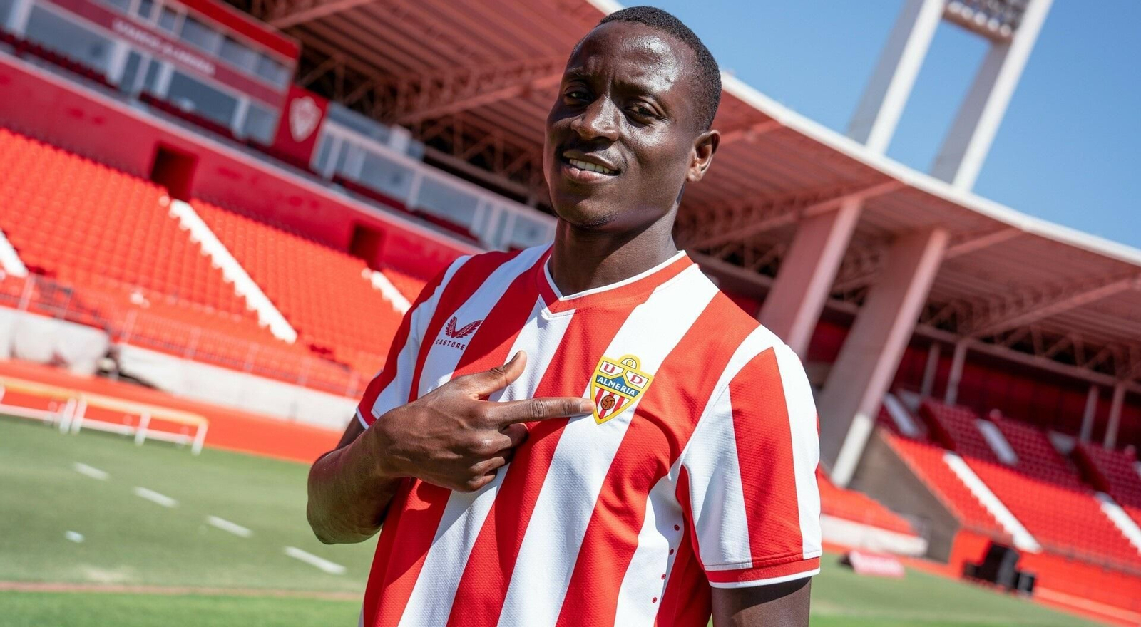Dion Lopy, con su nueva camiseta del Almería.
