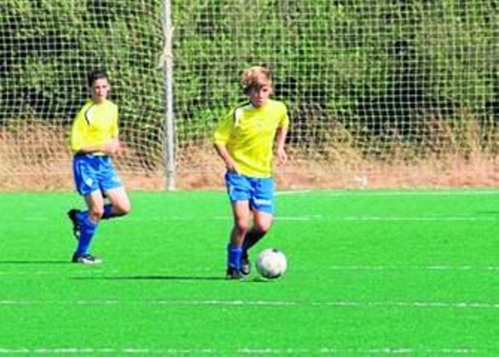 Jaime Bugatto controla el balón durante un encuentro con el Balón cadete en la presente temporada.
