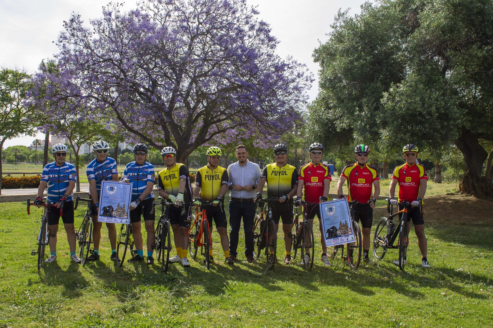 La Agrupación Ciclista Xerez y Los Pepe's, listos para iniciar el camino a Santiago.