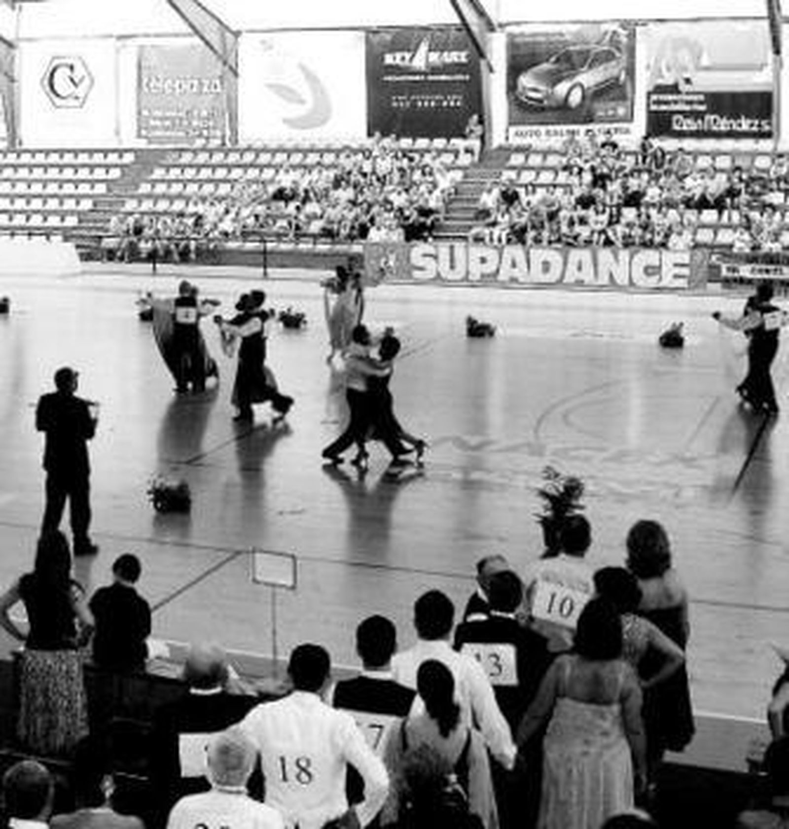 El pabellón acogió a 170 parejas de baile.