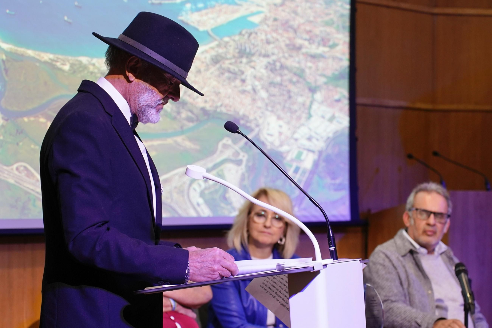 Fotos de la entrega del premio Ateneo José Román de Algeciras 2025 a Juan Moya