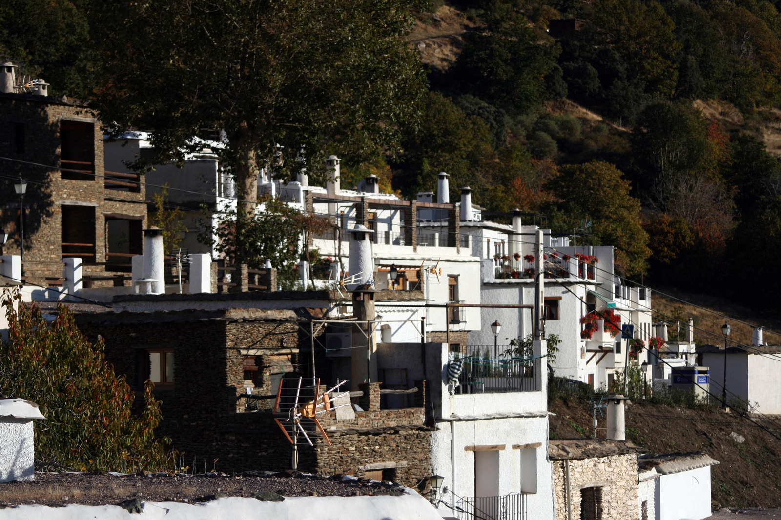 Bubión pasa a estar confinado perimetralmente y con actividad no esencial cerrada