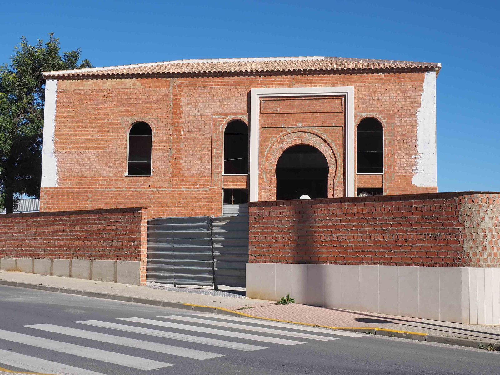 Una de las dos fachadas del edificio religioso que se construye en Cartaya