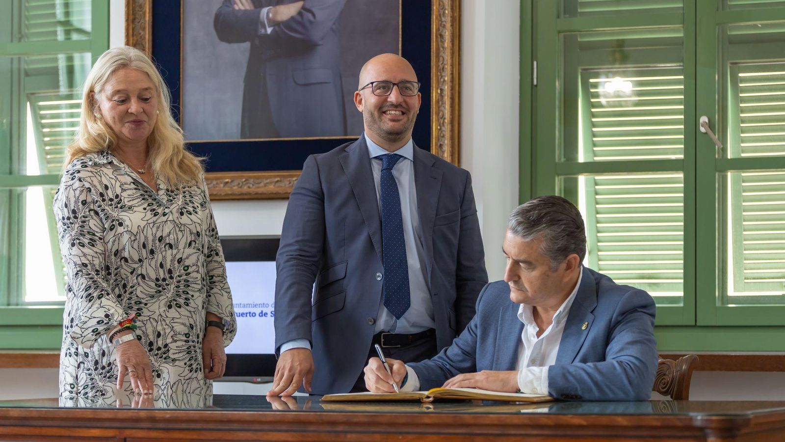 Antonio Sanz estampó su firma en el Libro de Honor del Ayuntamiento portuense.