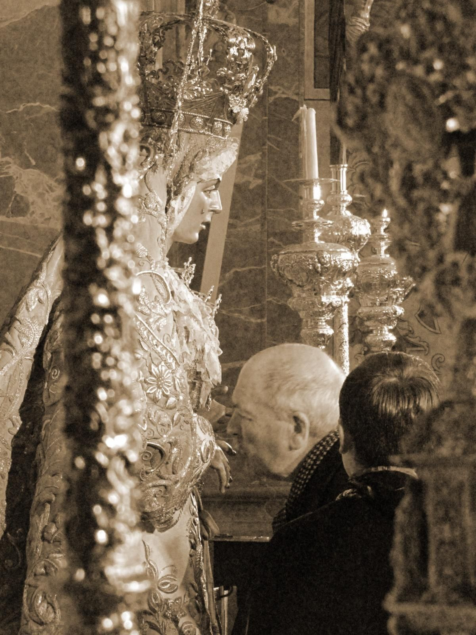 Eduardo Florido, en un besamanos de la Macarena. Foto que estuvo en la exposición de Cajasol.