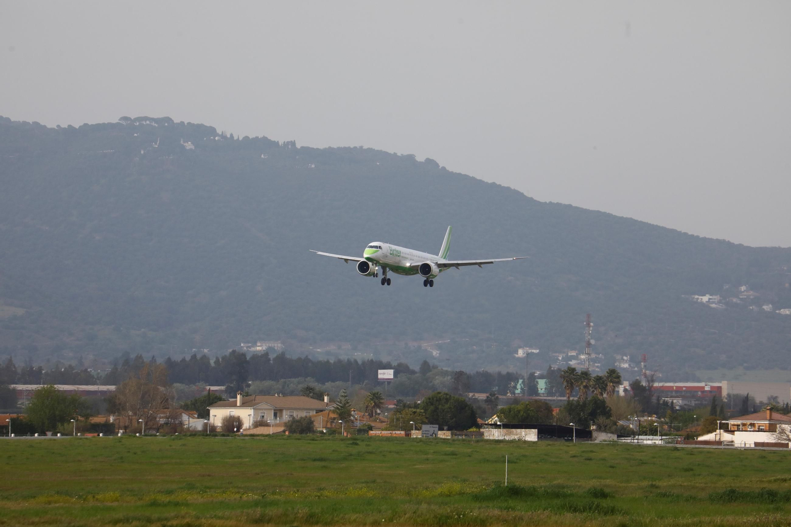 El aeropuerto de Córdoba recibe el primer vuelo de Binter desde Canarias, en imágenes